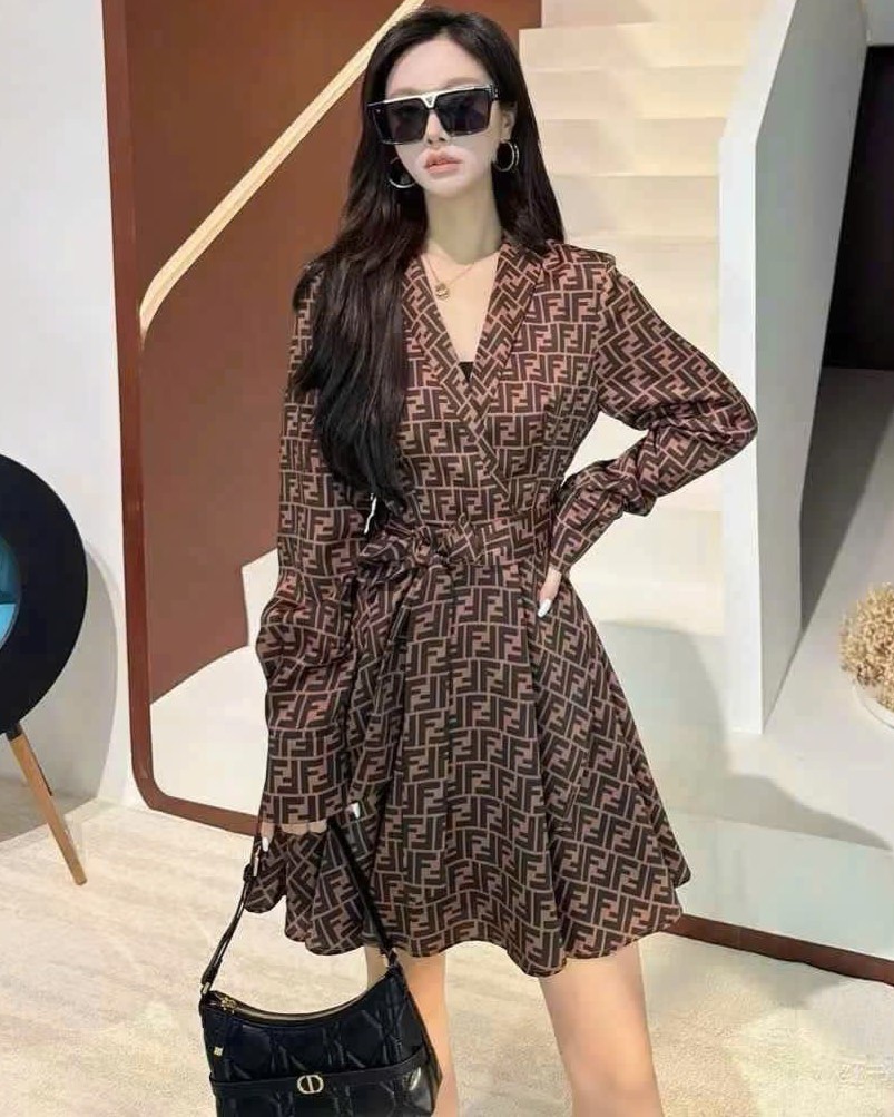 Đầm cổ vest dáng xòe Fendi 9