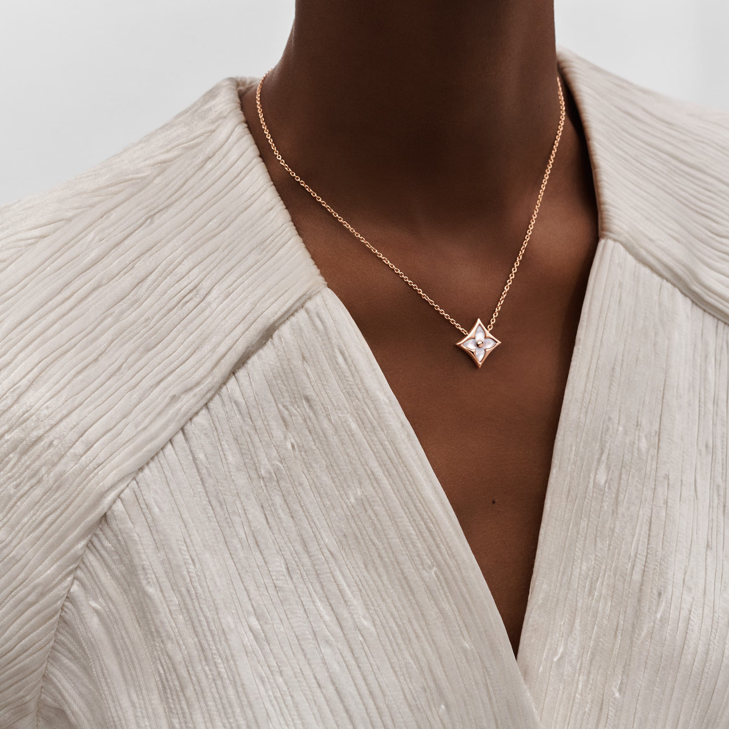 DÂY CHUYỀN LV LOUIS VUITTON COLOR BLOSSOM STAR PENDANT PINK GOLD AND WHITE MOTHER-OF-PEARL Q93521 2