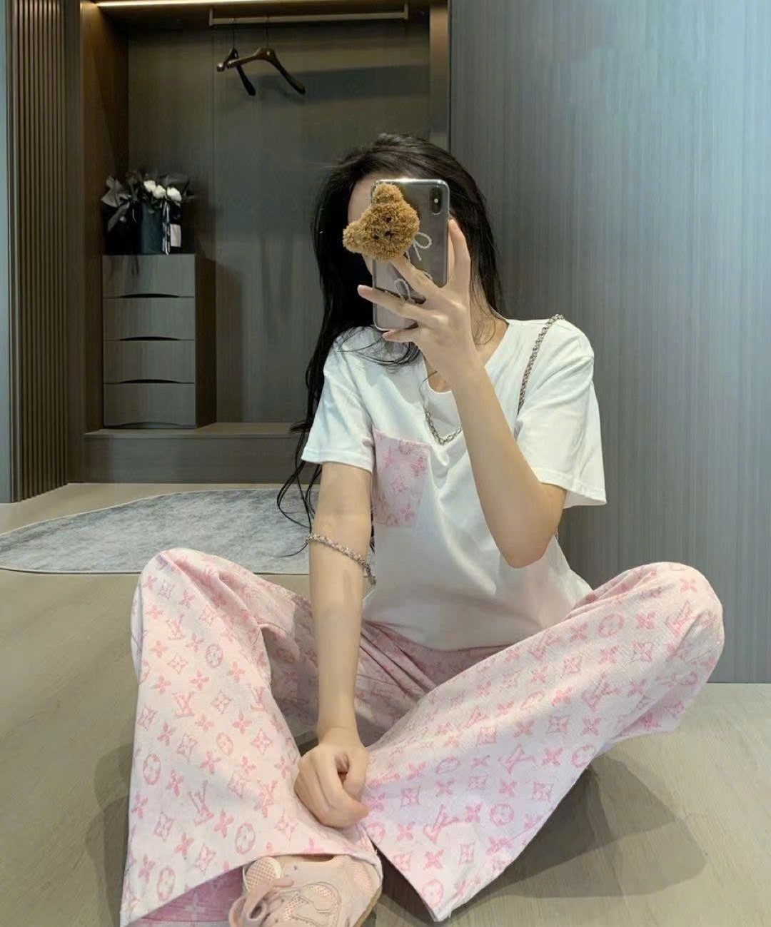 Set áo thun trắng quần dài hồng Louis Vuitton 4