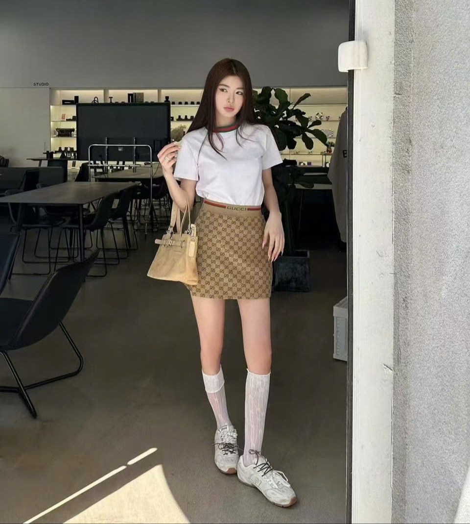 Set áo thun trắng váy lưng thun Gucci 1