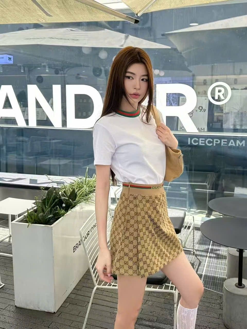 Set áo thun trắng váy lưng thun Gucci 2
