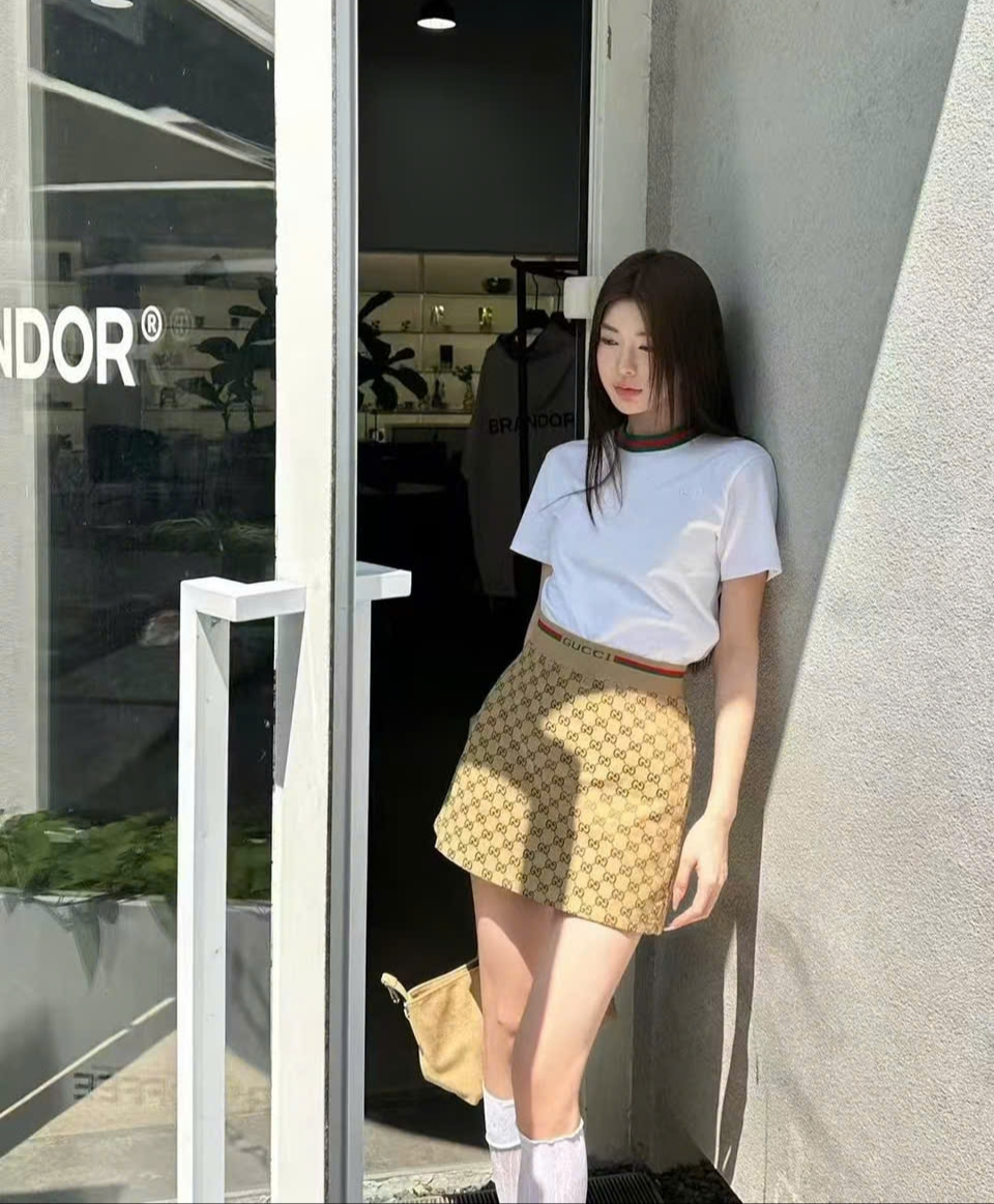 Set áo thun trắng váy lưng thun Gucci 5