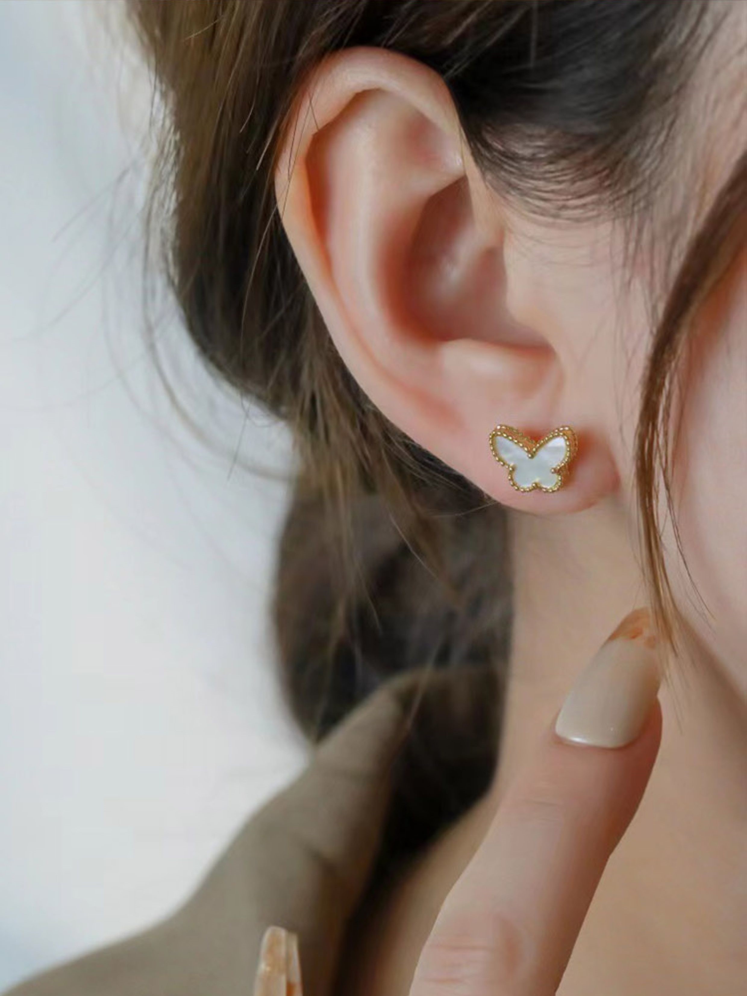 HOA TAI VAN CLEEF & ARPELS SWEET ALHAMBRA BUTTERFLY EARSTUDS 18K YELLOW GOLD WHITE MOTHER OF PEARL VCARN5JM00 3