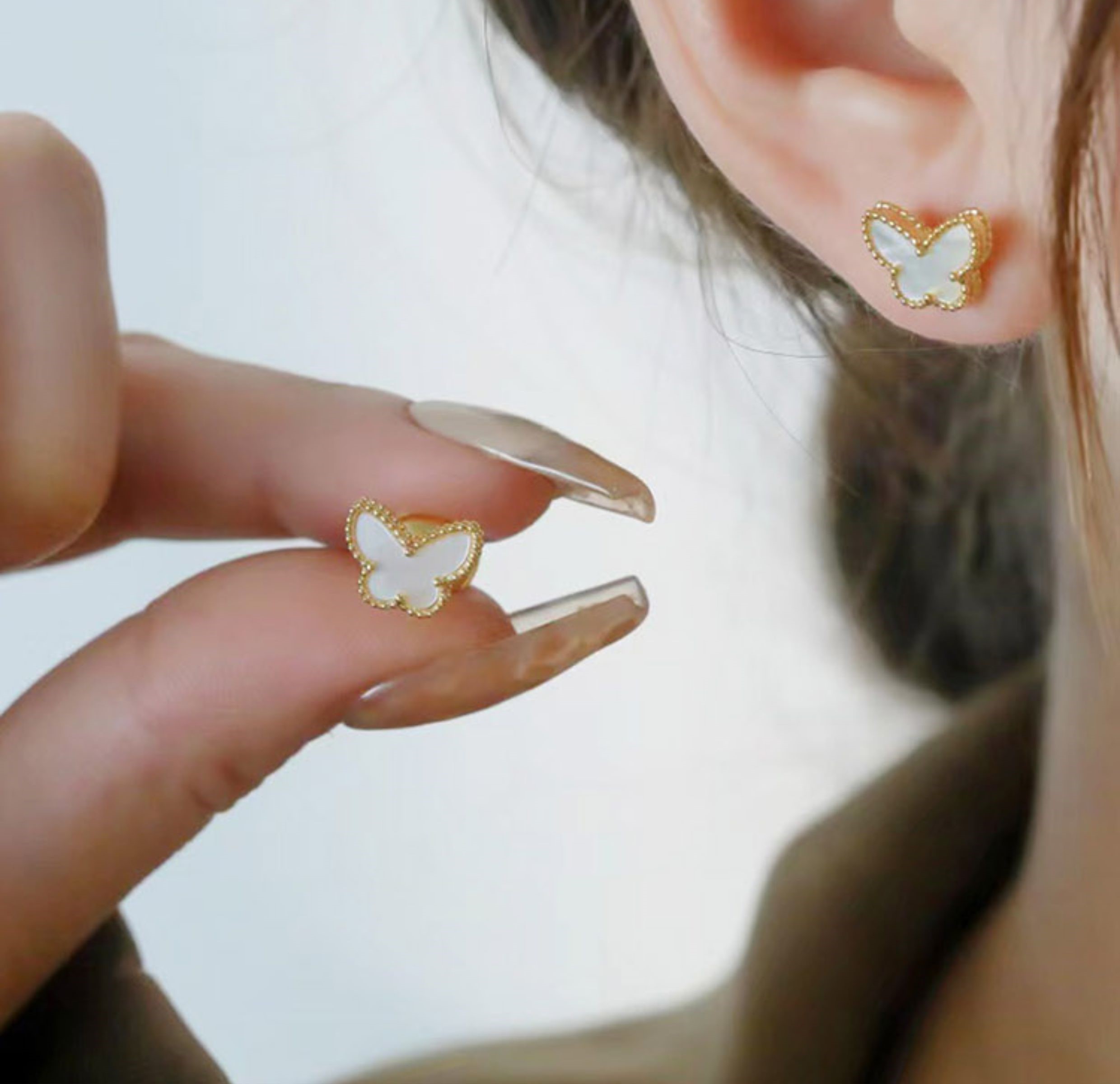 HOA TAI VAN CLEEF & ARPELS SWEET ALHAMBRA BUTTERFLY EARSTUDS 18K YELLOW GOLD WHITE MOTHER OF PEARL VCARN5JM00 6