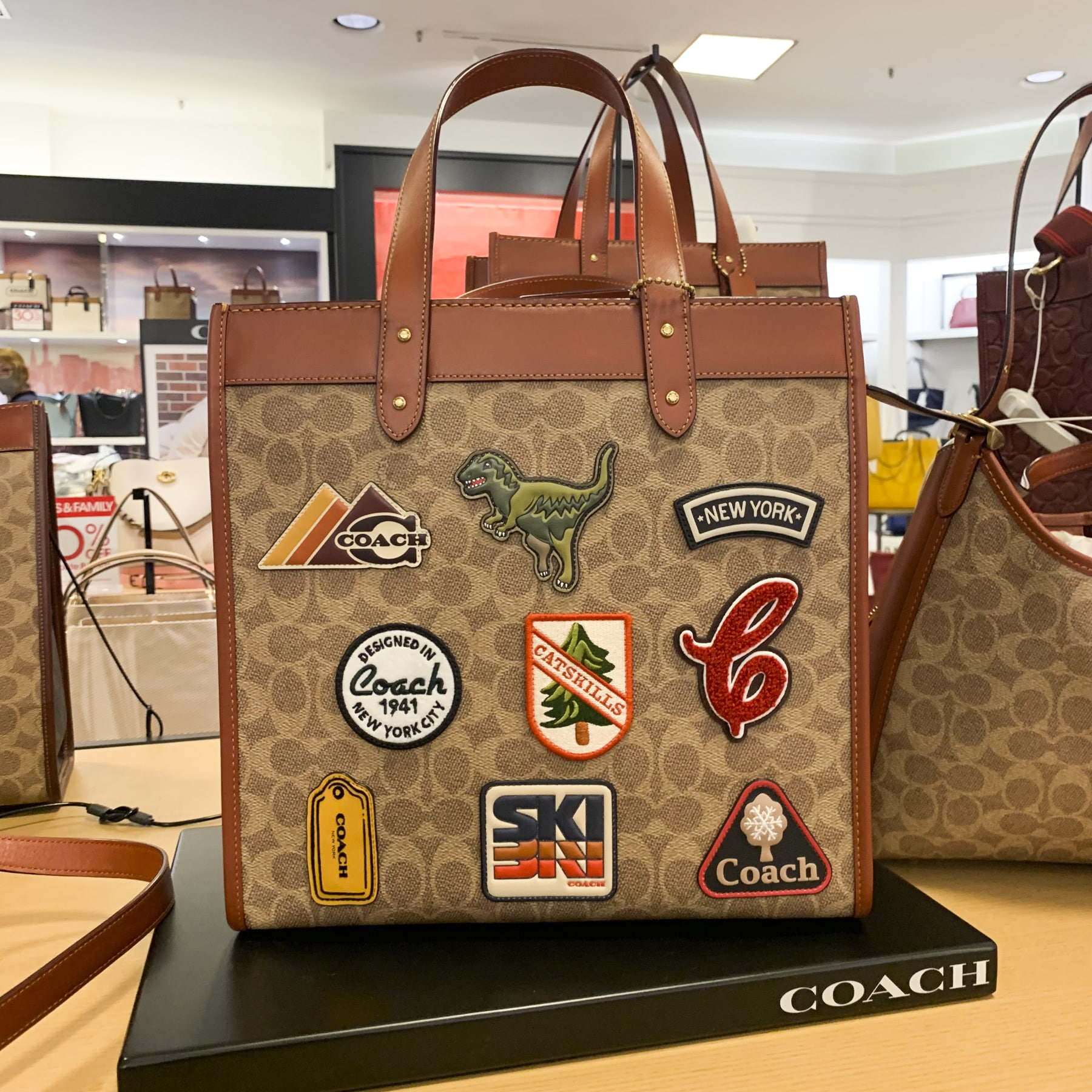 TÚI ĐEO CHÉO COACH FIELD TOTE IN SIGNATURE CANVAS WITH PATCHES 5