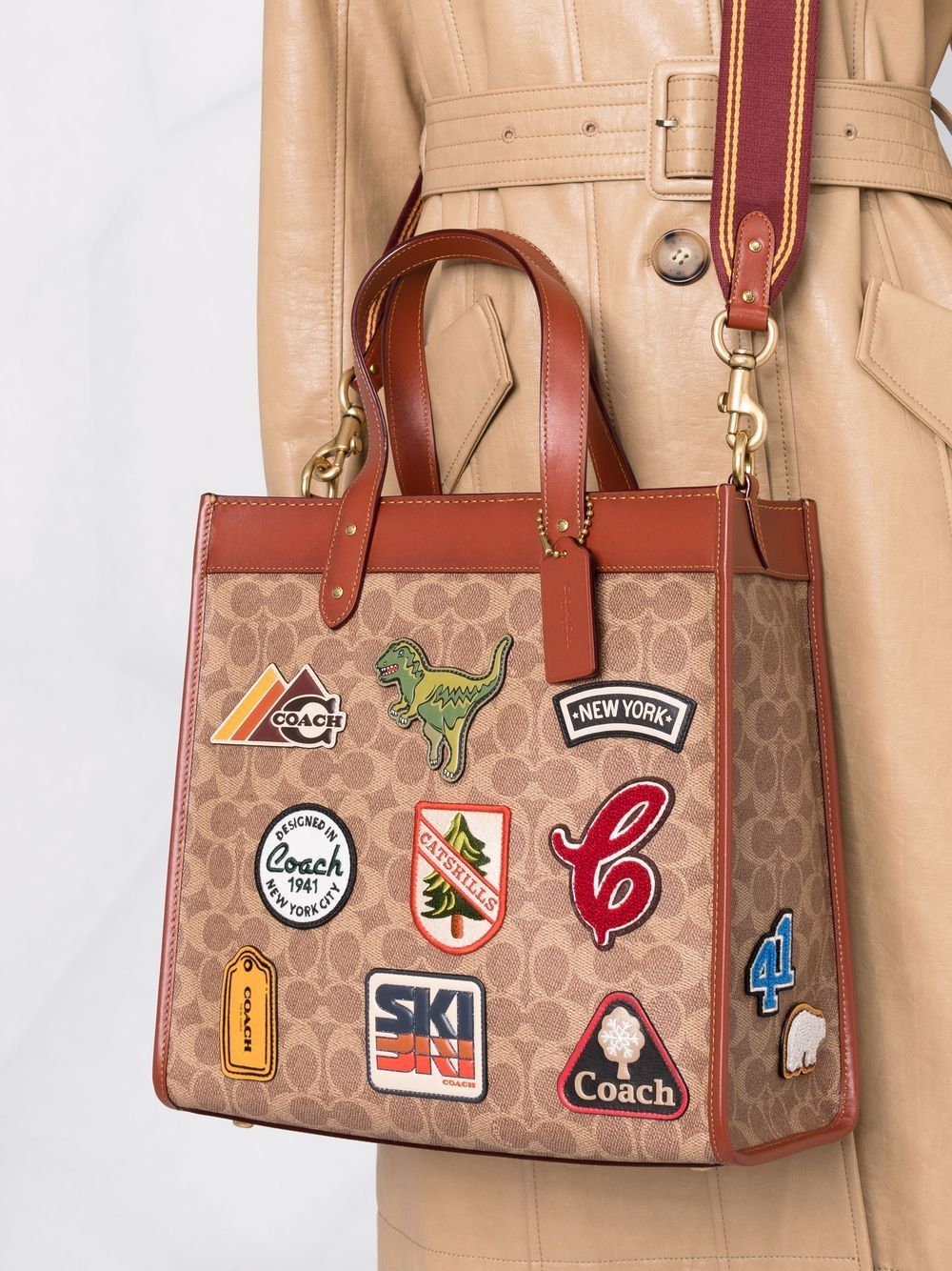 TÚI ĐEO CHÉO COACH FIELD TOTE IN SIGNATURE CANVAS WITH PATCHES 15