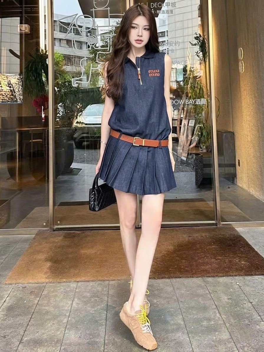 Đầm sát nách jean đậm kèm thắt lưng nâu Miu Miu 2