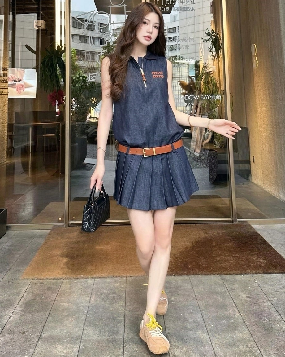 Đầm sát nách jean đậm kèm thắt lưng nâu Miu Miu 5