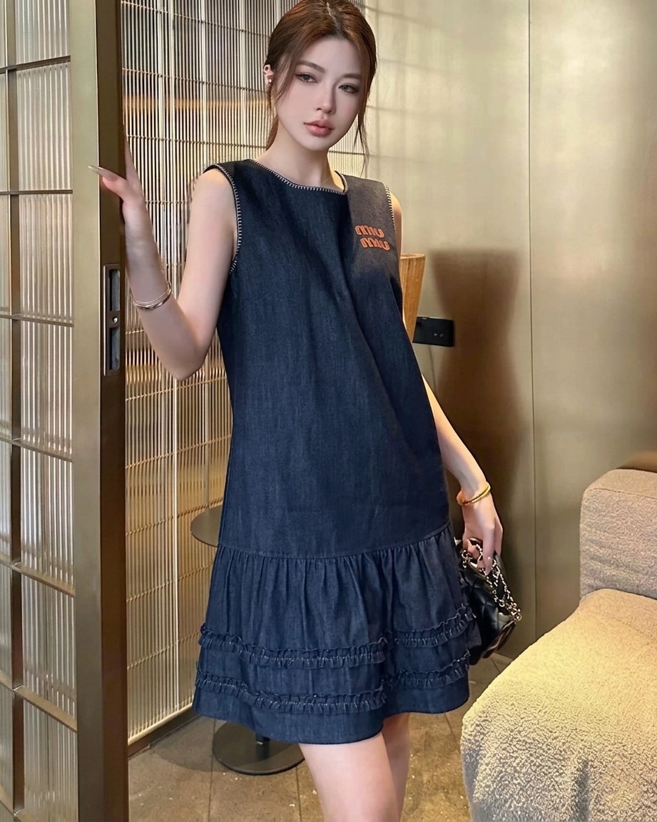Áo đầm dáng ôm xòe đuôi Miu Miu 8