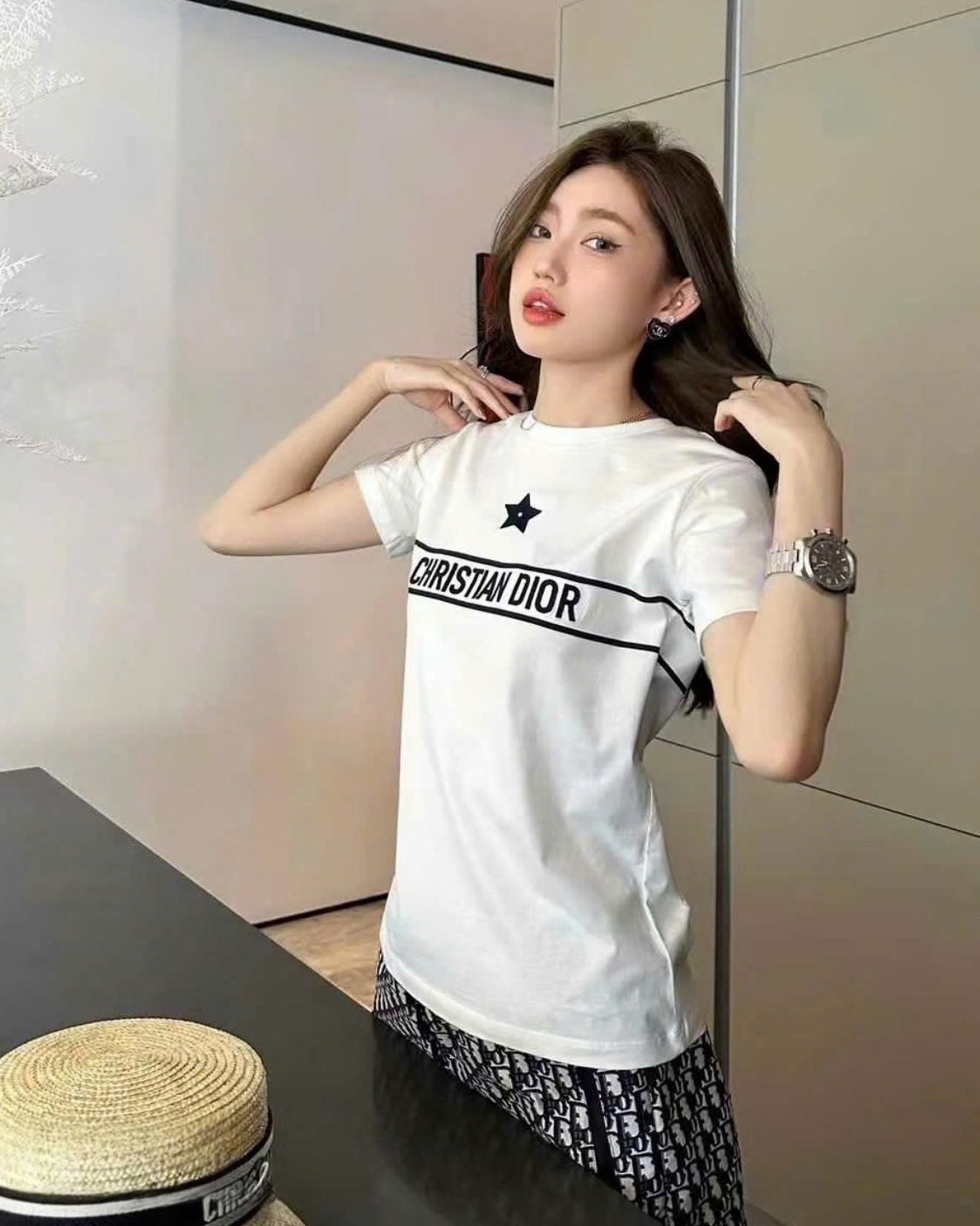 Set áo thun trắng họa tiết quần short có khóa túi Dior 1