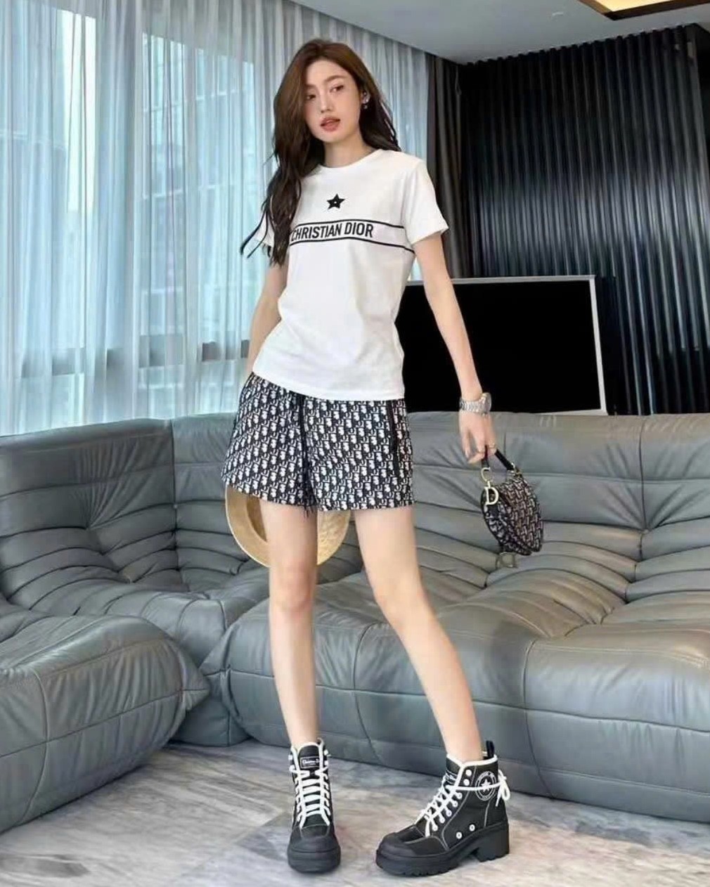 Set áo thun trắng họa tiết quần short có khóa túi Dior 2