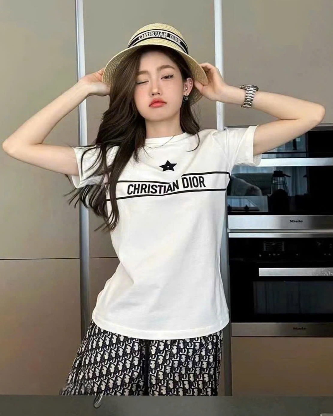 Set áo thun trắng họa tiết quần short có khóa túi Dior 3