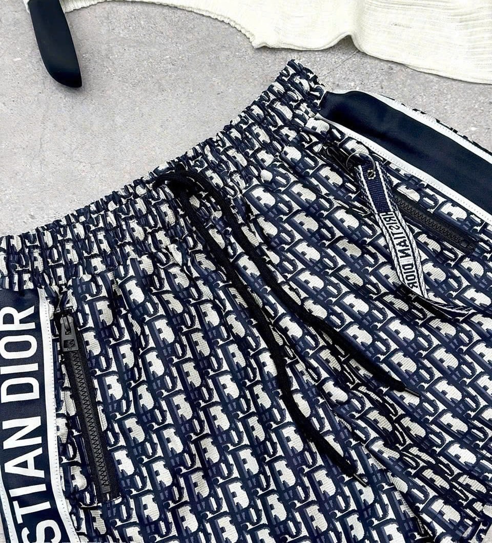 Set áo thun trắng họa tiết quần short có khóa túi Dior 5