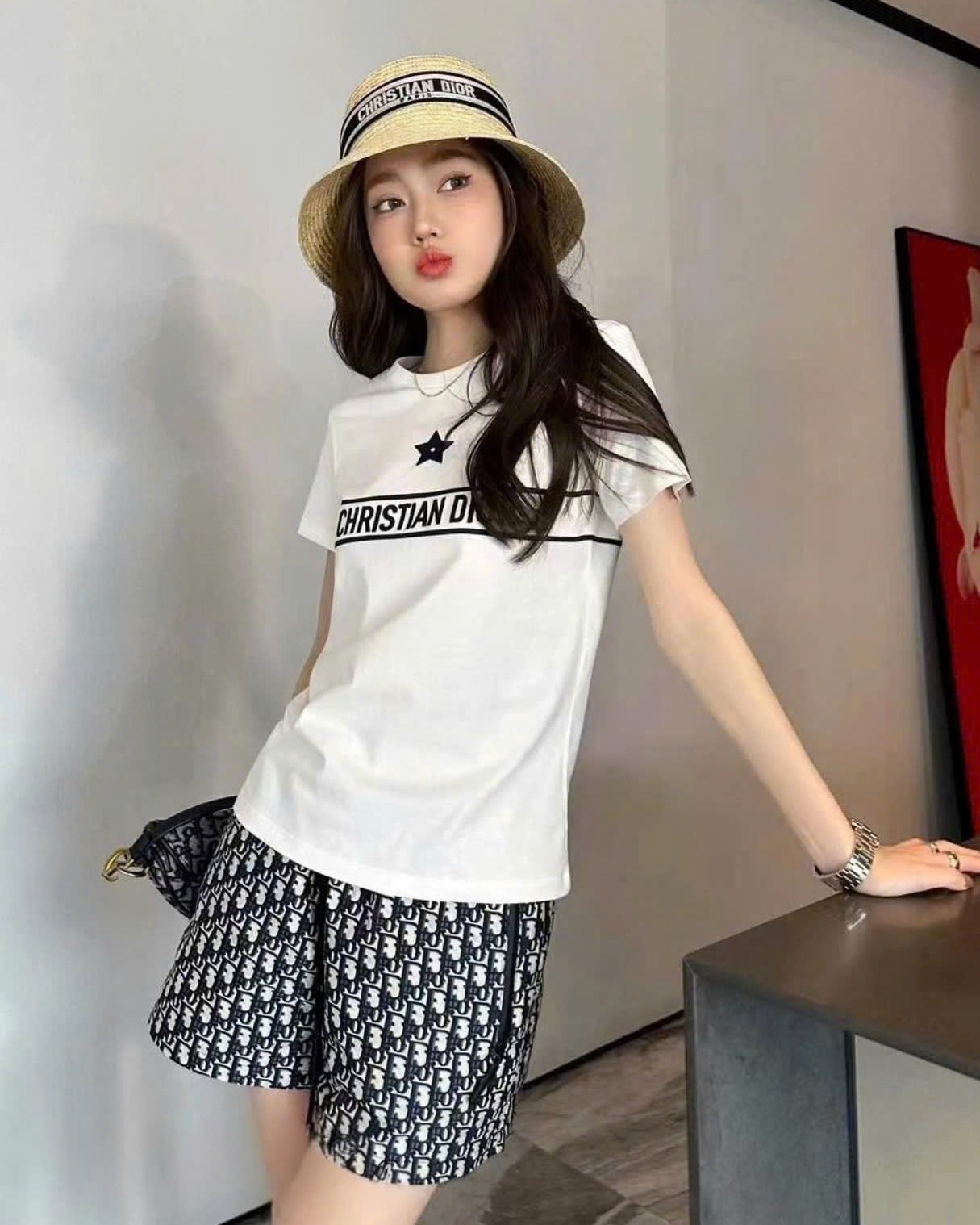 Set áo thun trắng họa tiết quần short có khóa túi Dior 6