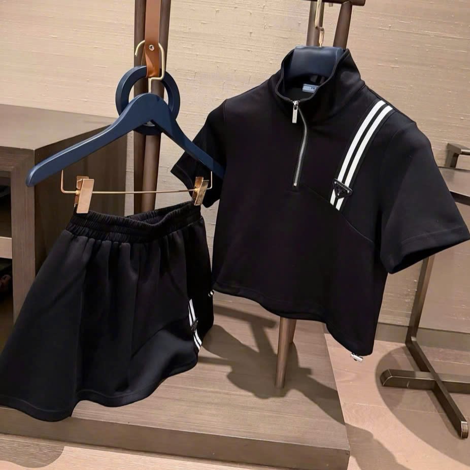 Set áo quần thun trắng và đen Prada 1