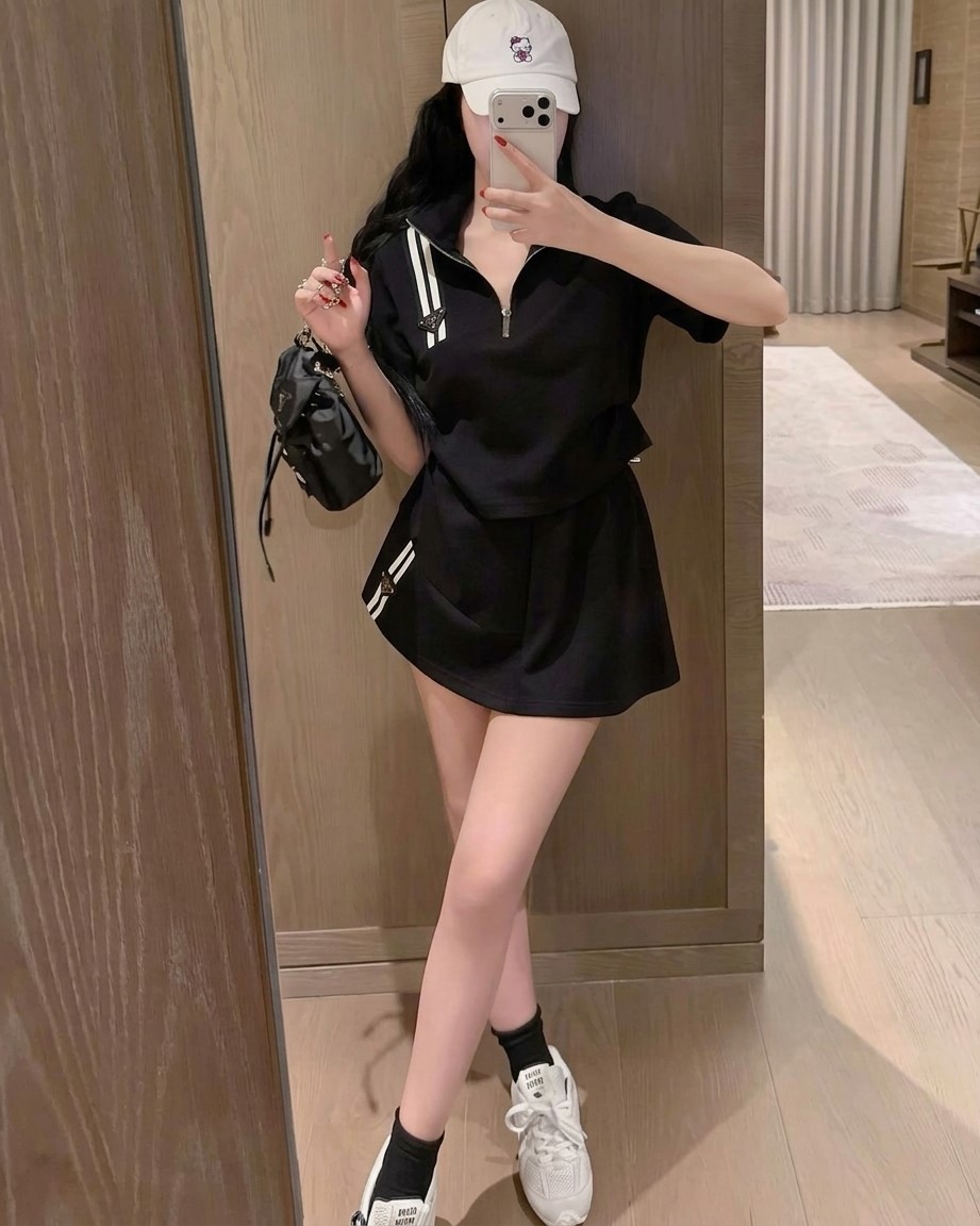 Set áo quần thun trắng và đen Prada 2