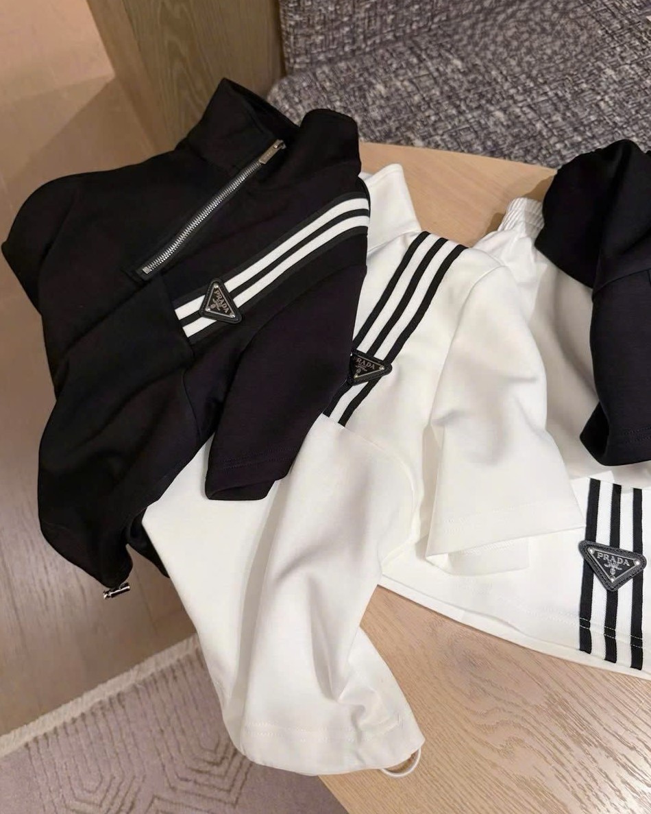 Set áo quần thun trắng và đen Prada 4