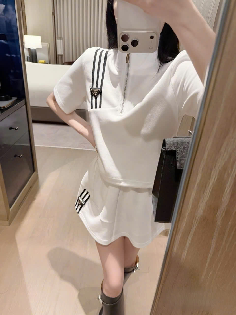 Set áo quần thun trắng và đen Prada 5