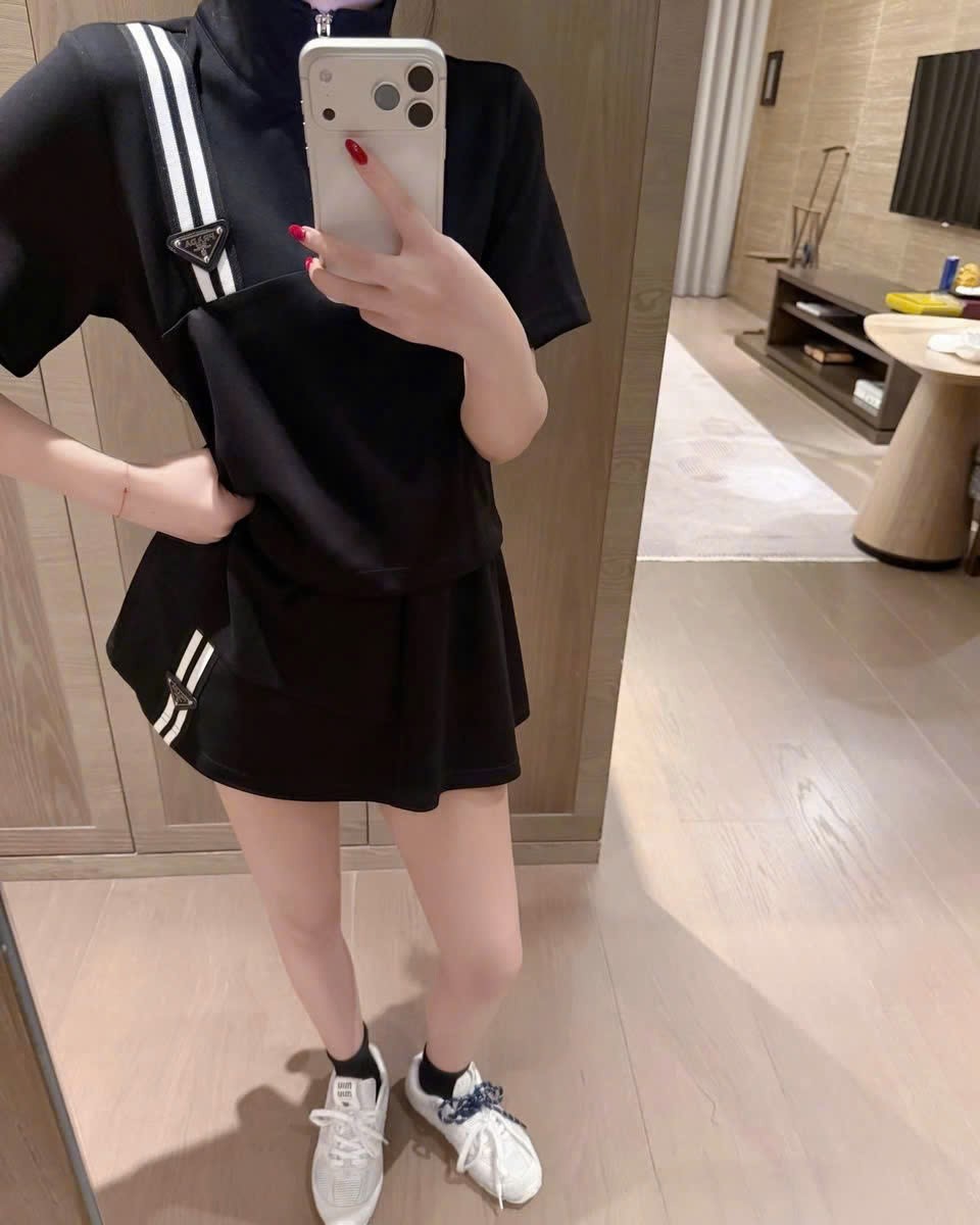 Set áo quần thun trắng và đen Prada 8