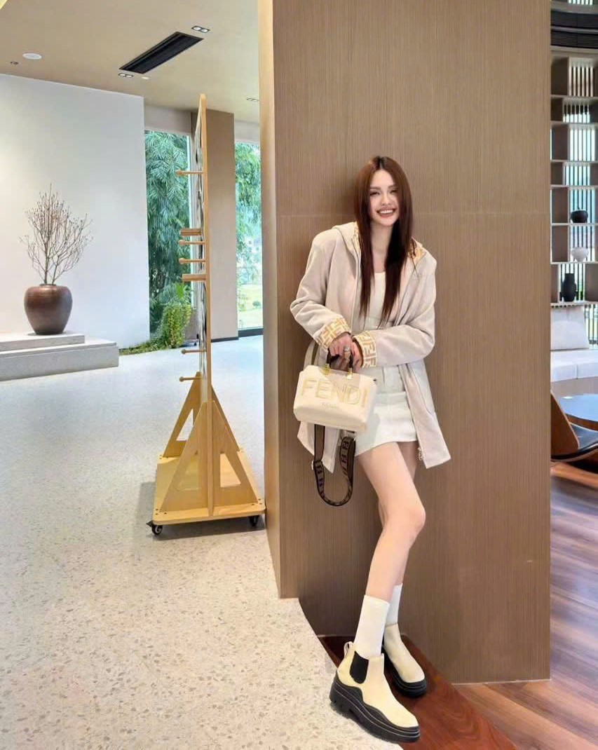 Áo khoác dạ có nón Fendi 8