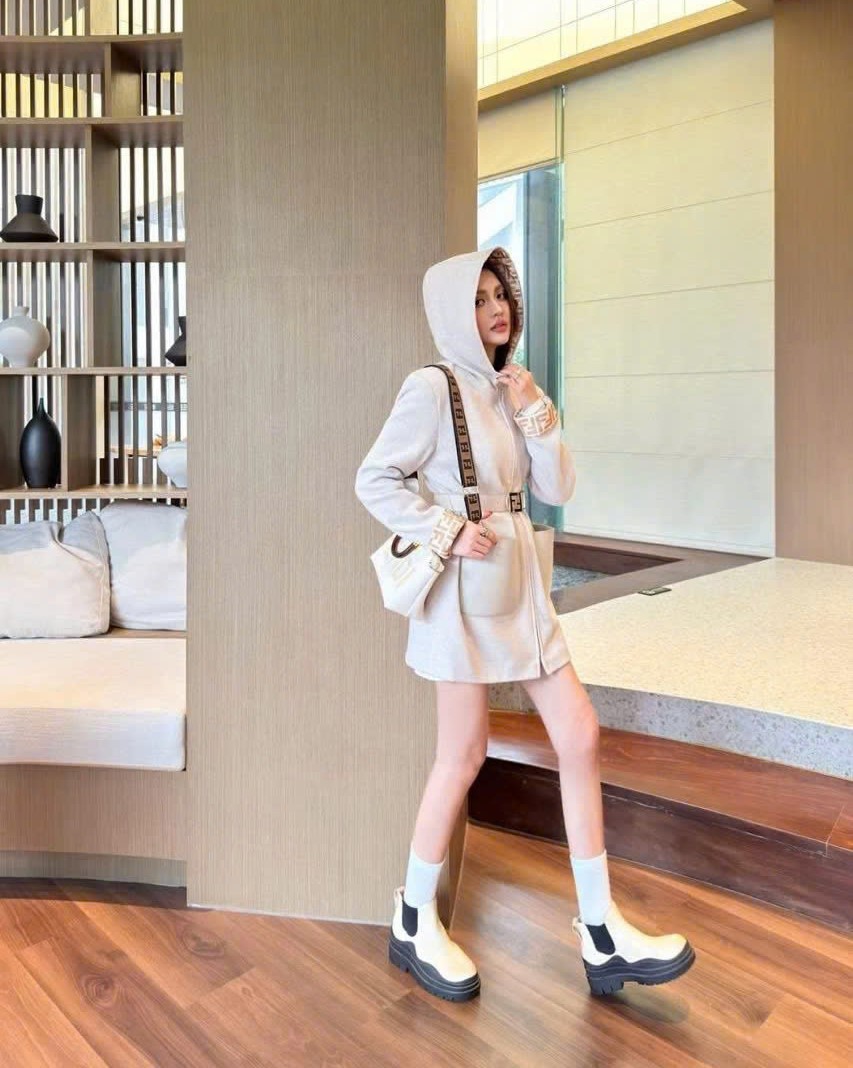 Áo khoác dạ có nón Fendi 9