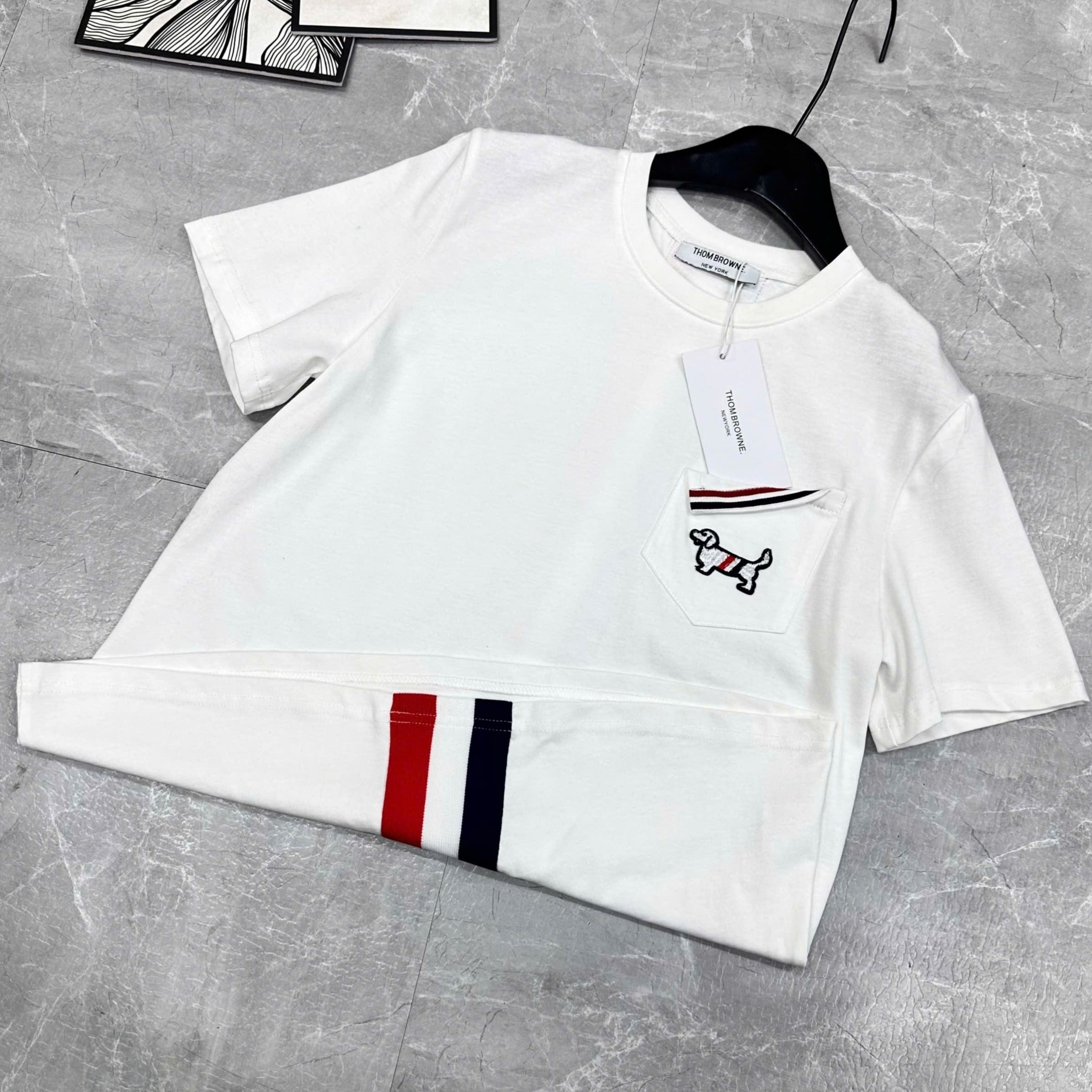 Set áo thun trắng váy xanh navy đậm Thom Browne 1