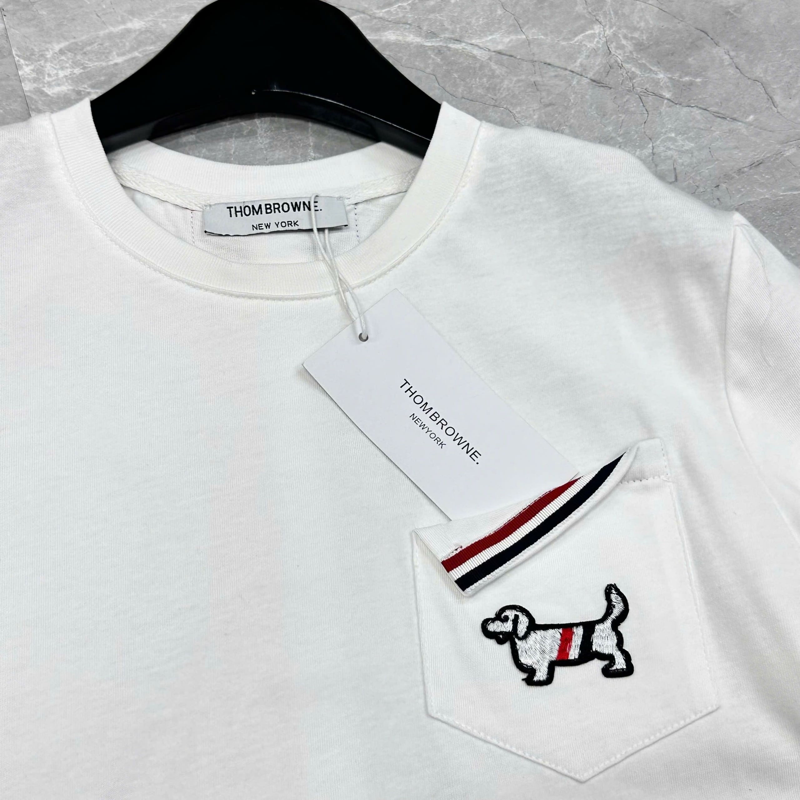 Set áo thun trắng váy xanh navy đậm Thom Browne 2
