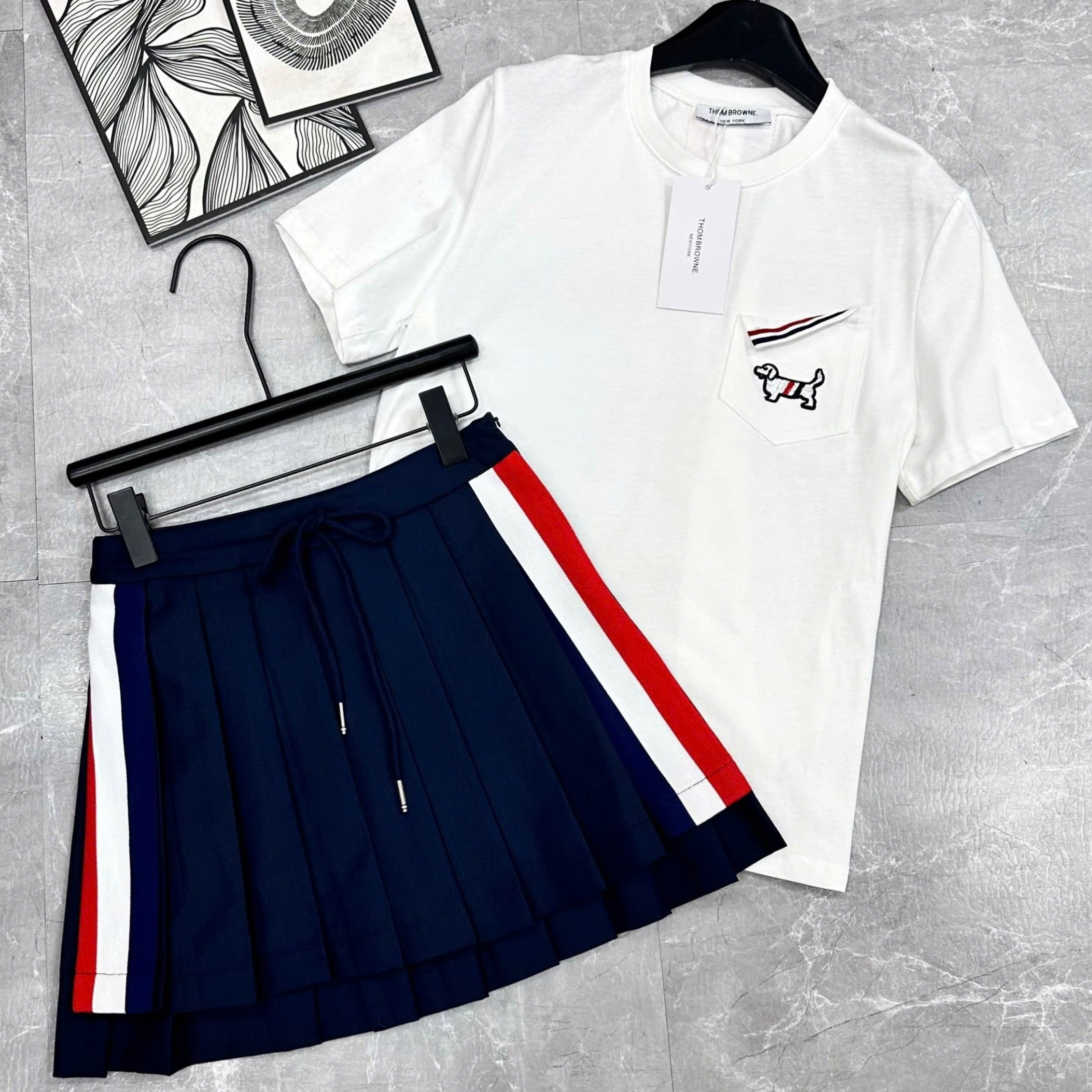 Set áo thun trắng váy xanh navy đậm Thom Browne 4