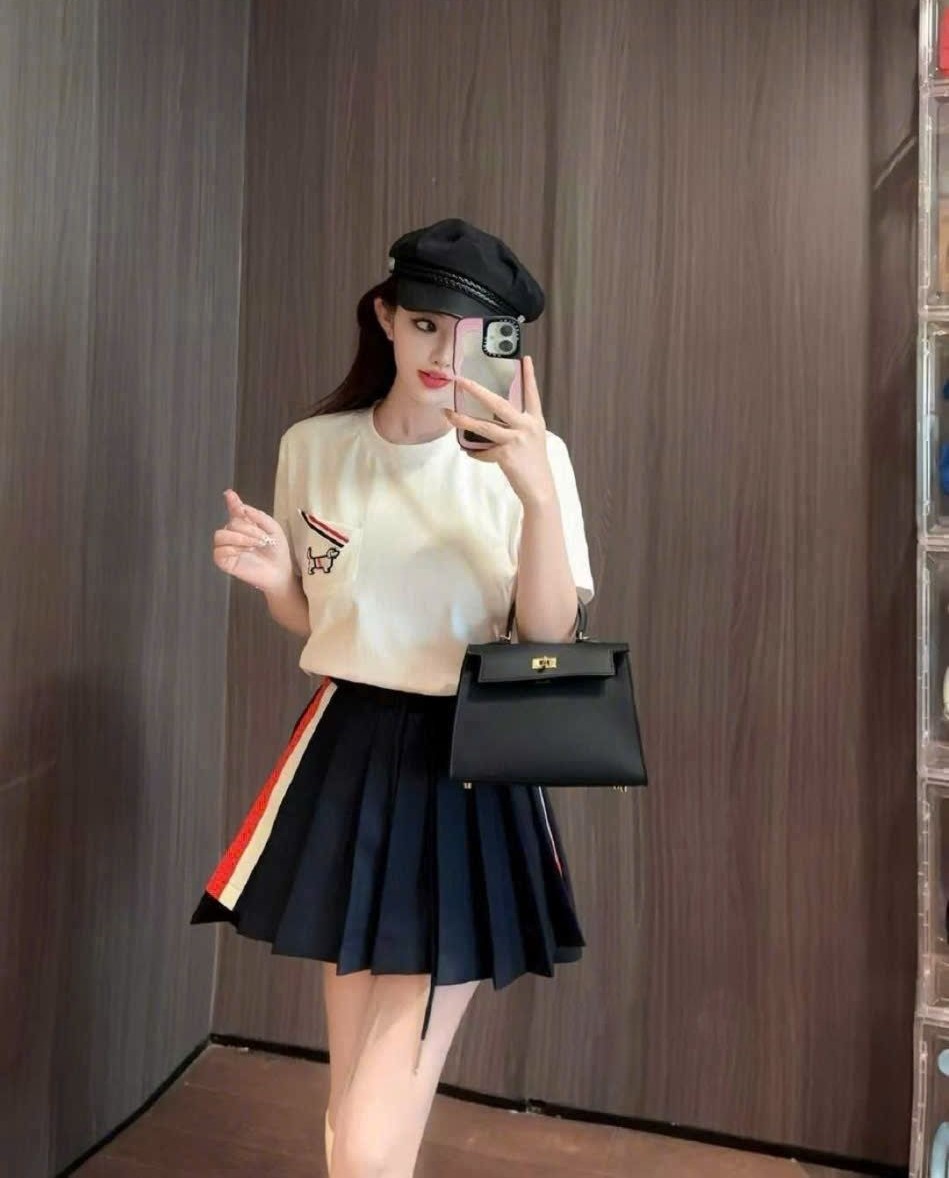 Set áo thun trắng váy xanh navy đậm Thom Browne 5
