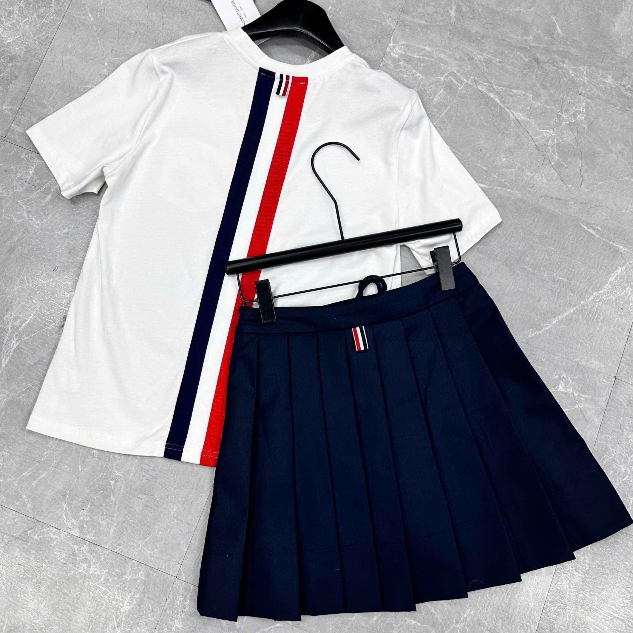 Set áo thun trắng váy xanh navy đậm Thom Browne 6