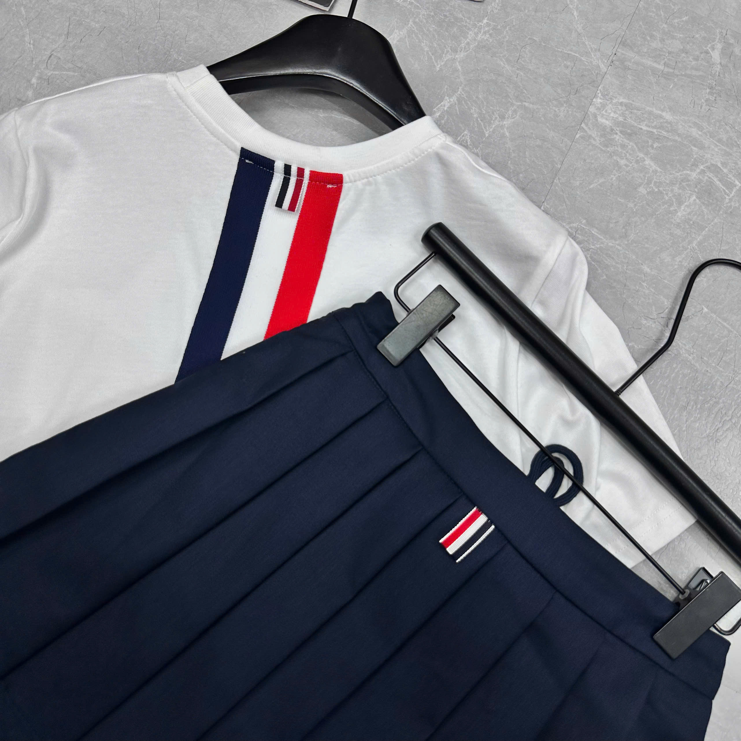 Set áo thun trắng váy xanh navy đậm Thom Browne 3
