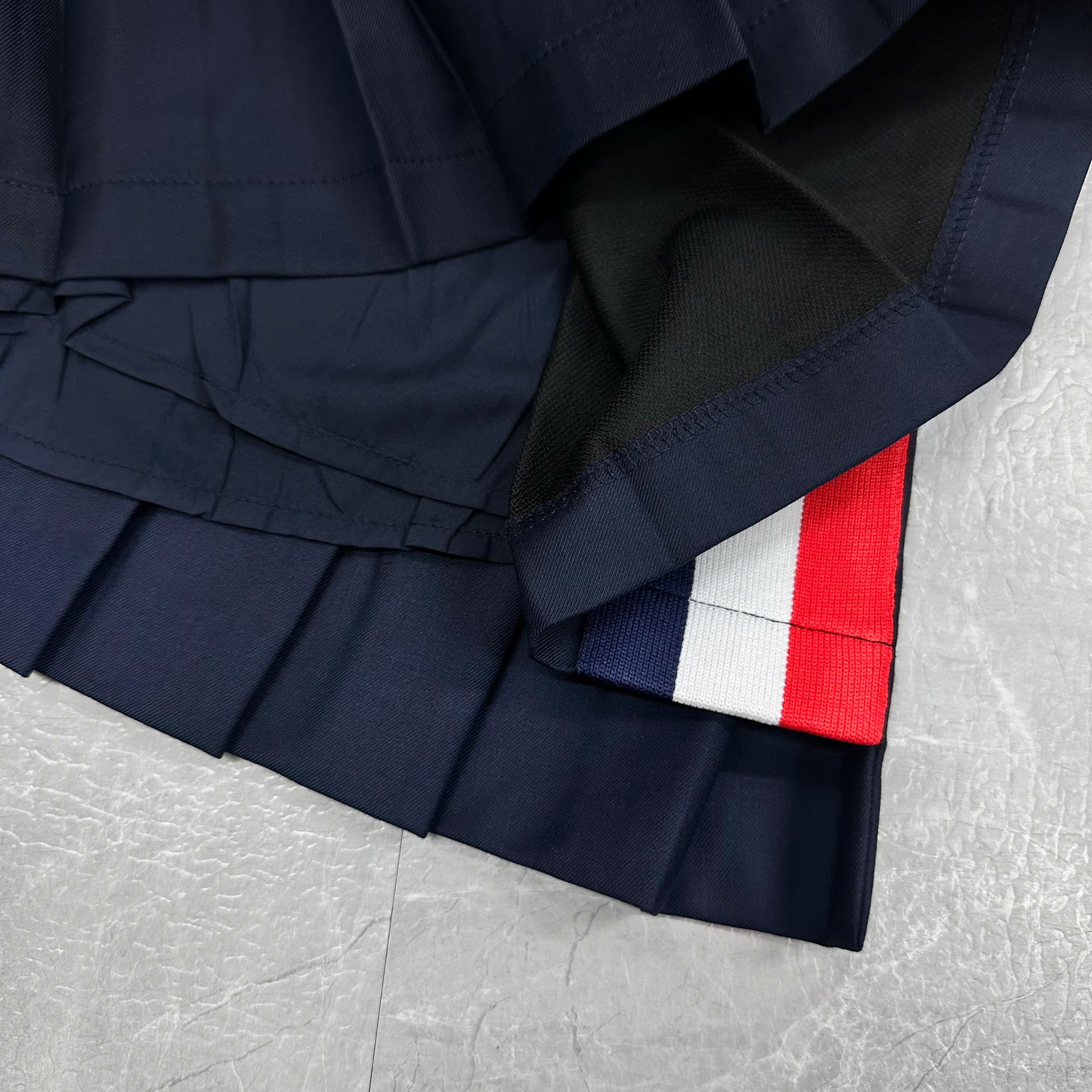 Set áo thun trắng váy xanh navy đậm Thom Browne 8