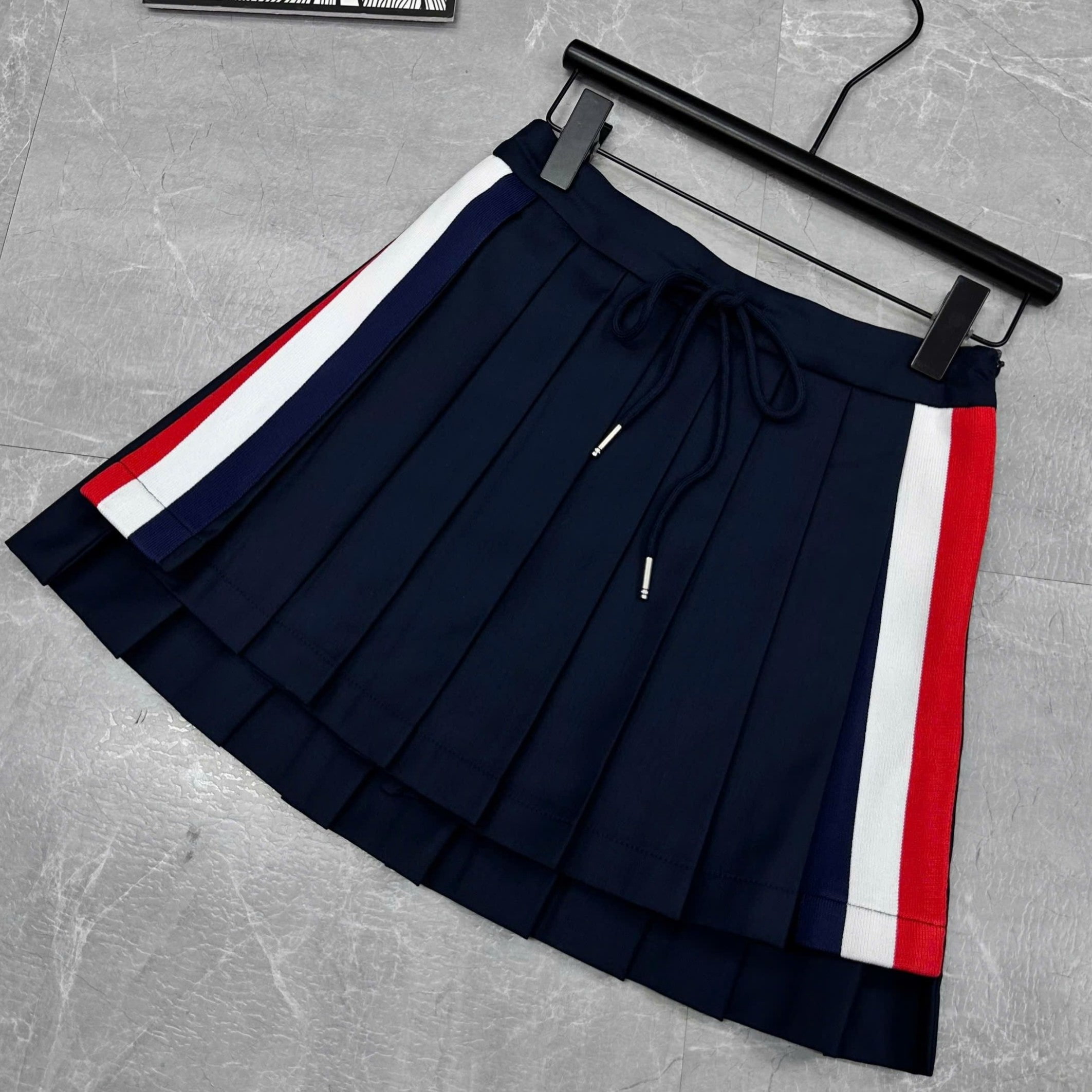 Set áo thun trắng váy xanh navy đậm Thom Browne 9