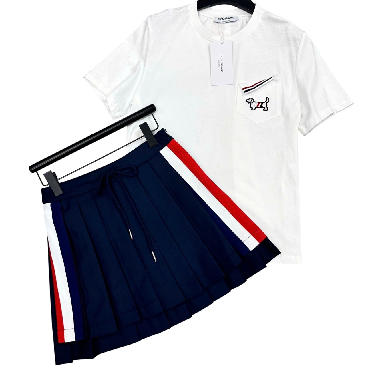Set áo thun trắng váy xanh navy đậm Thom Browne 7
