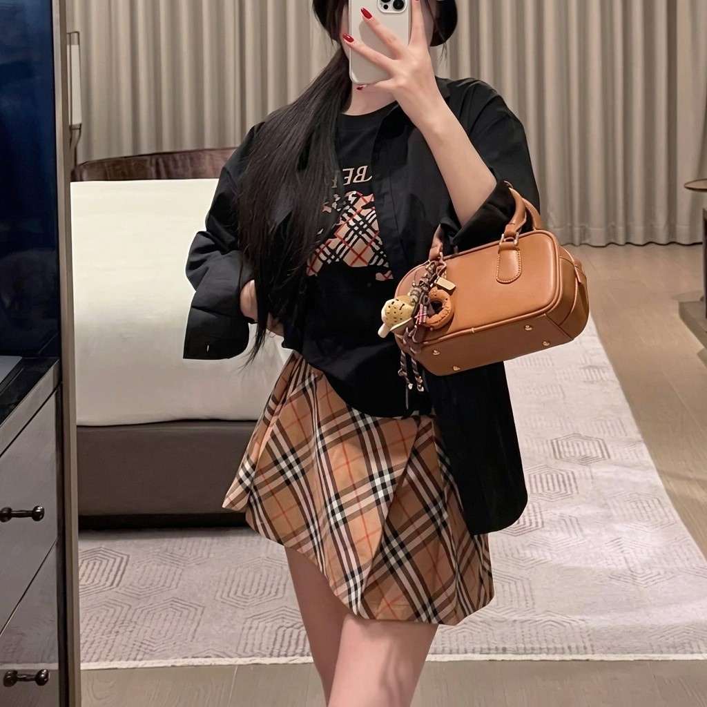 Set áo sơ mi trắng đen tay dài váy ngắn sọc nâu Burberry 1