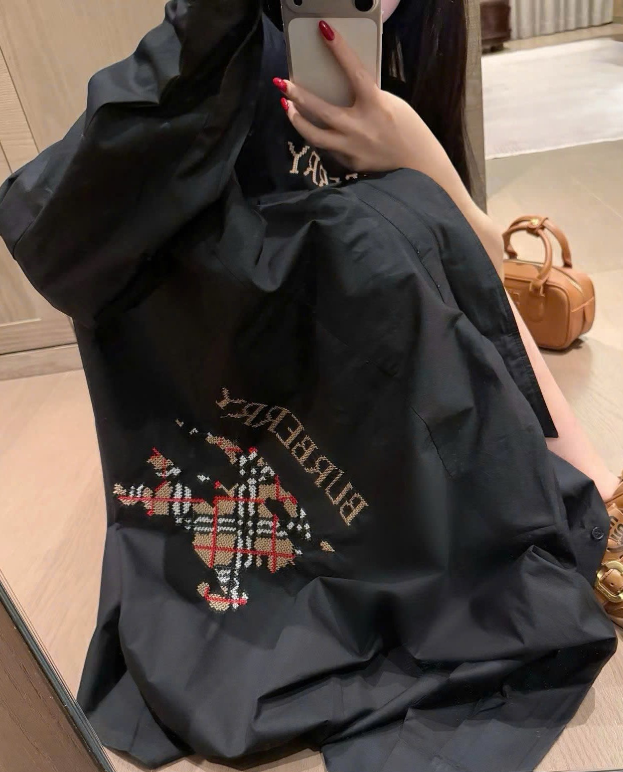 Set áo sơ mi trắng đen tay dài váy ngắn sọc nâu Burberry 2