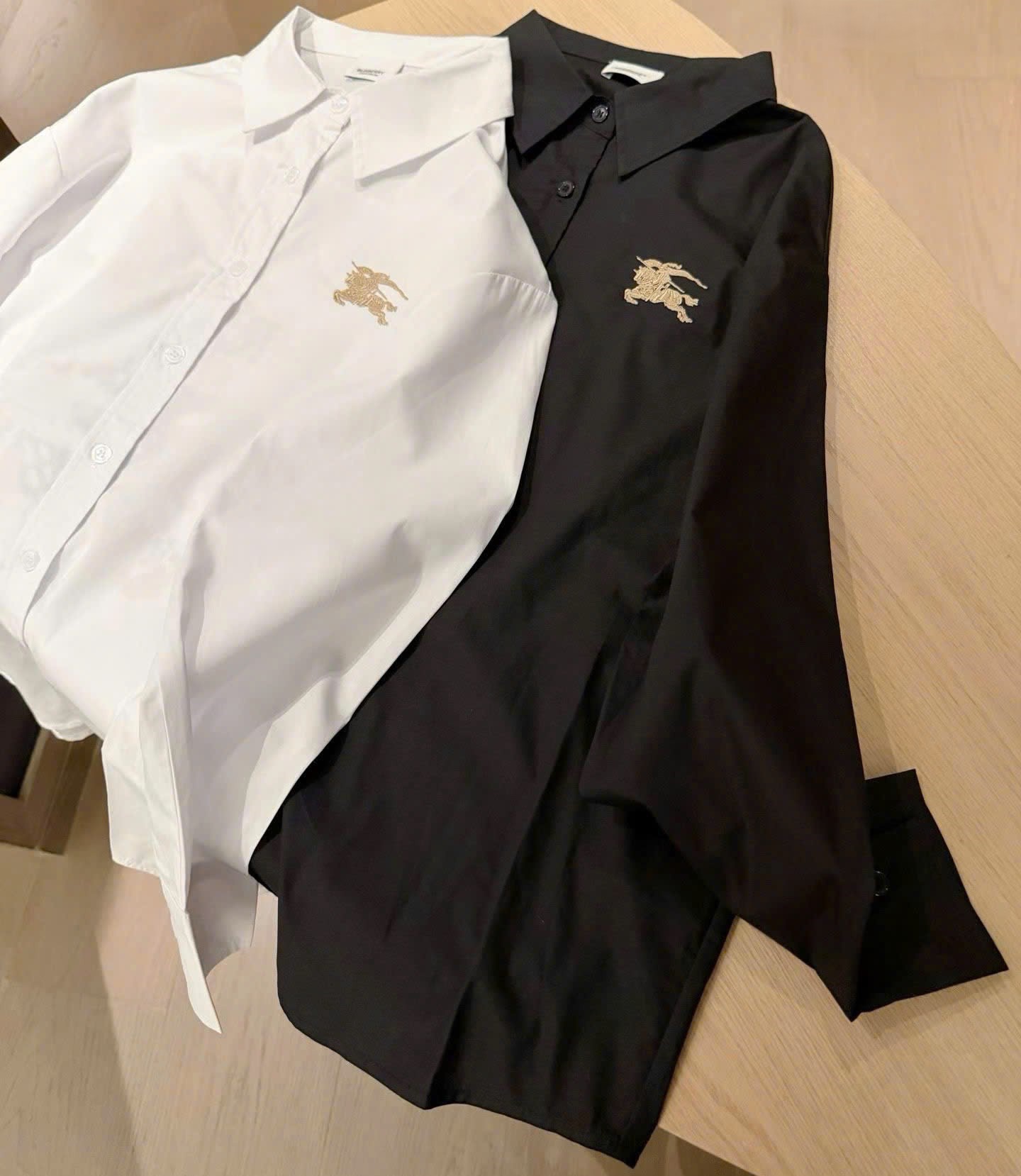 Set áo sơ mi trắng đen tay dài váy ngắn sọc nâu Burberry 3