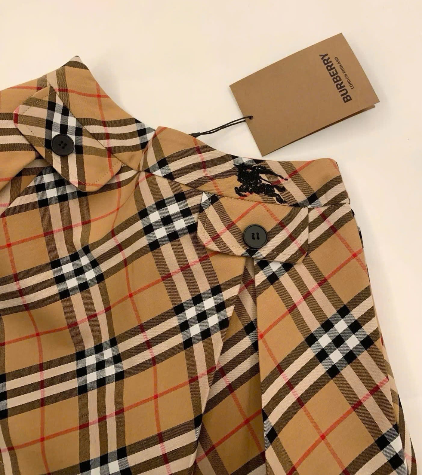 Set áo sơ mi trắng đen tay dài váy ngắn sọc nâu Burberry 4