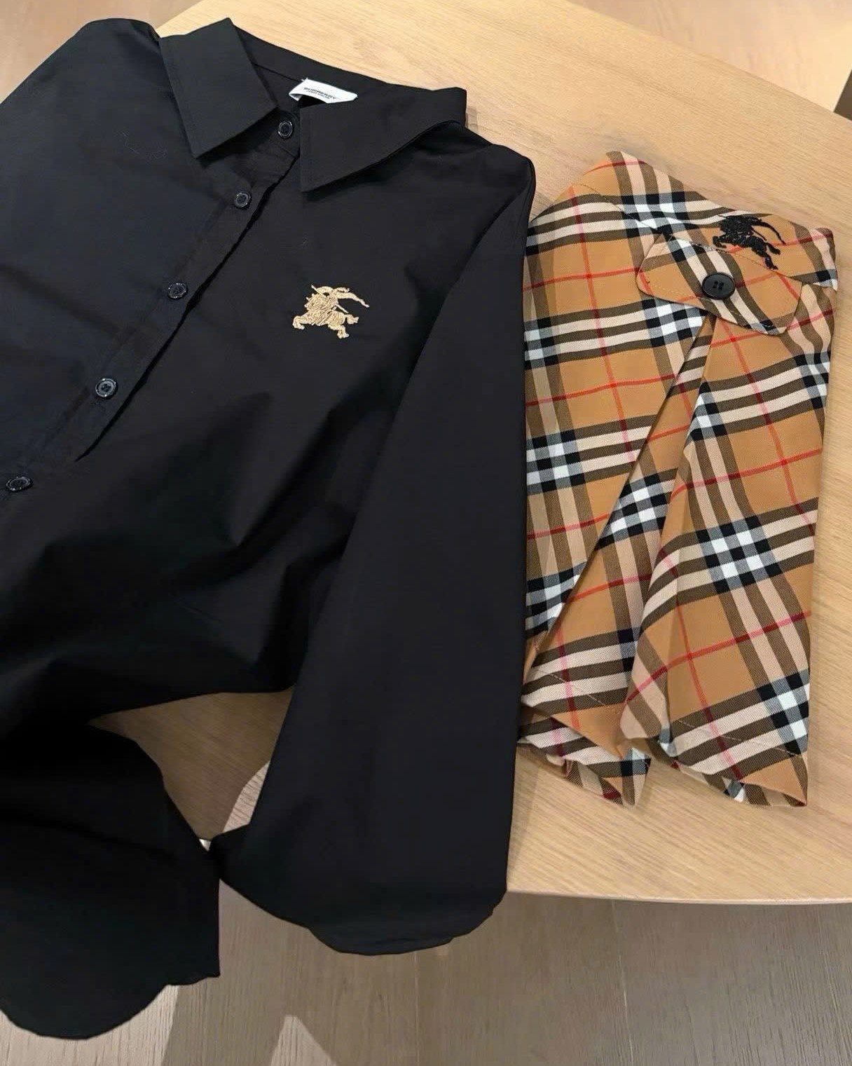 Set áo sơ mi trắng đen tay dài váy ngắn sọc nâu Burberry 5