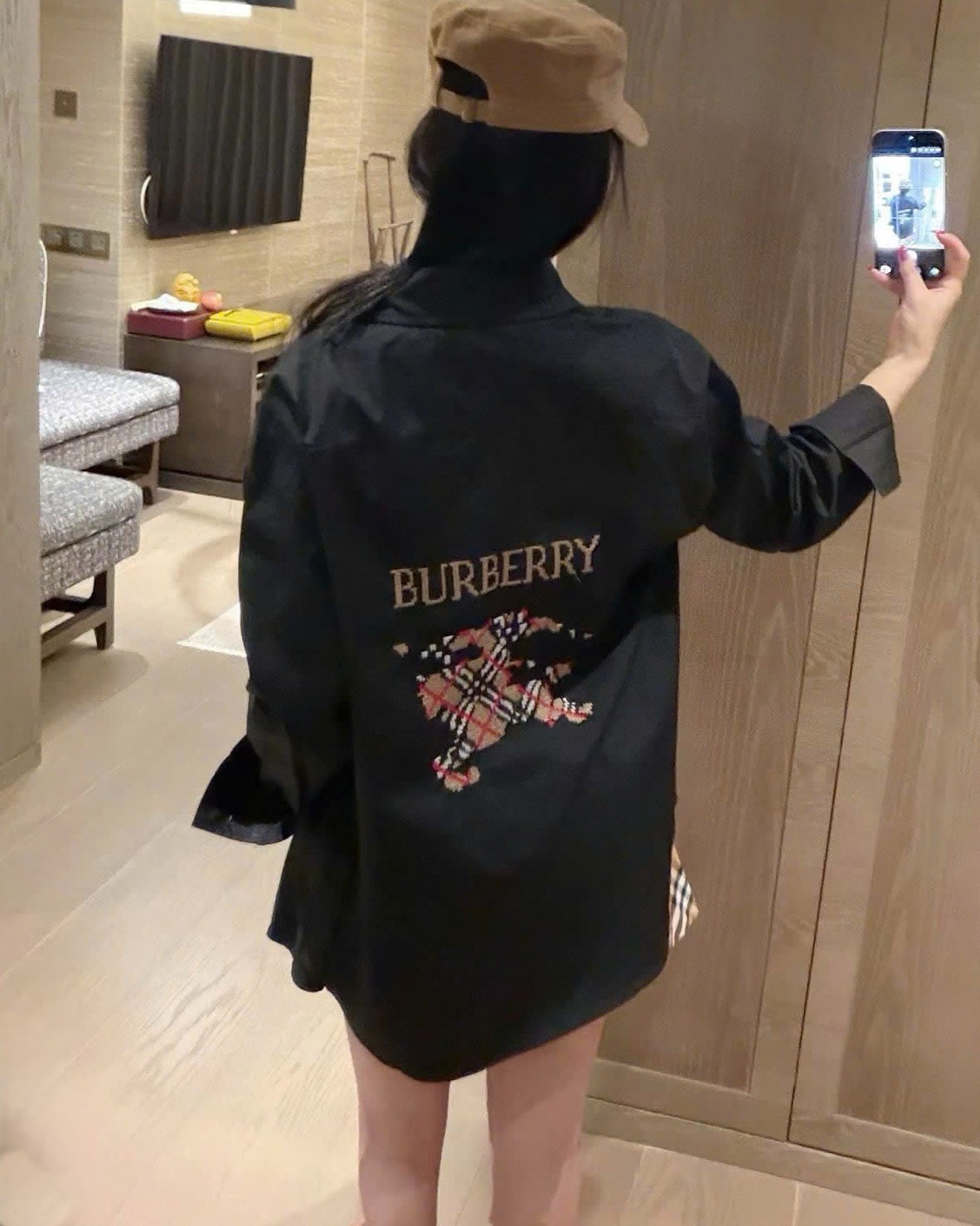 Set áo sơ mi trắng đen tay dài váy ngắn sọc nâu Burberry 6