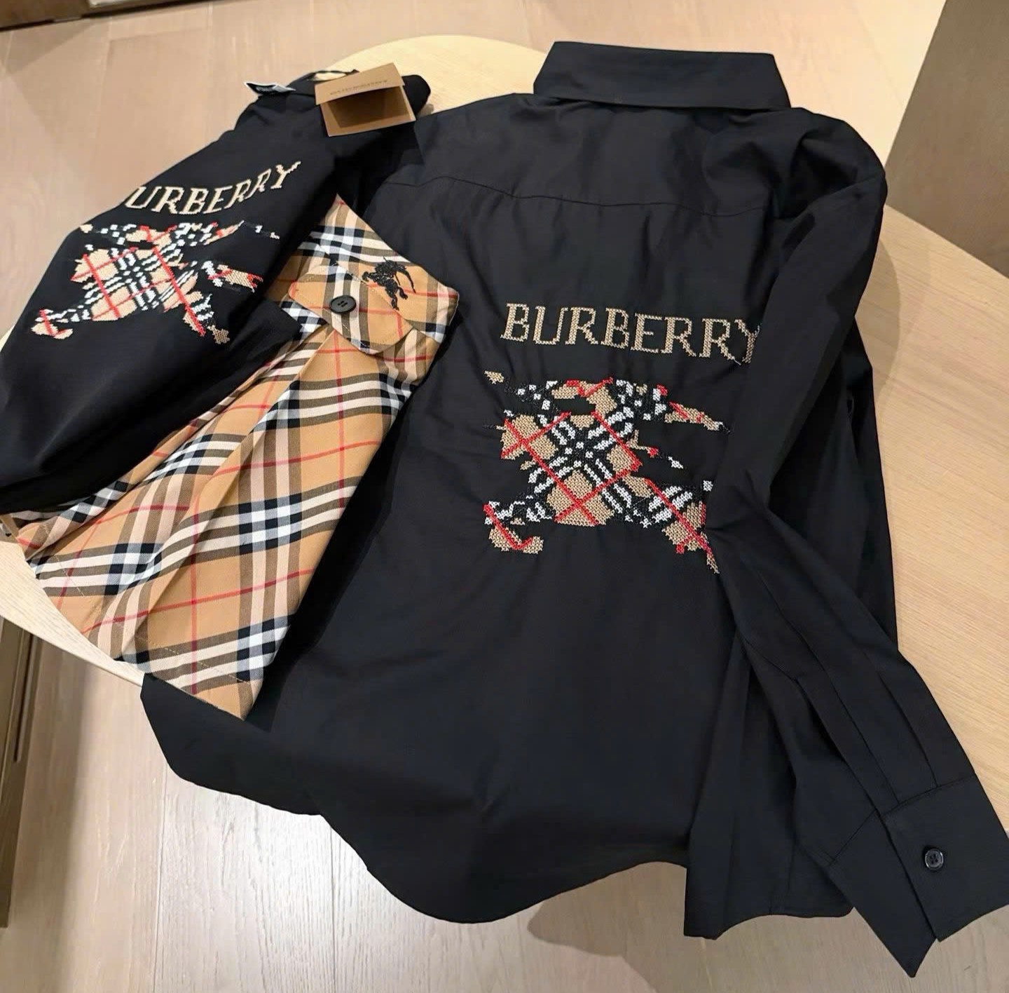 Set áo sơ mi trắng đen tay dài váy ngắn sọc nâu Burberry 9
