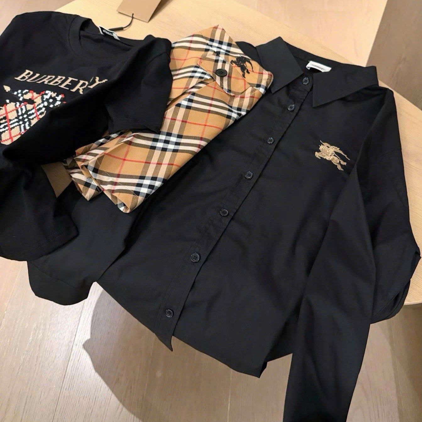 Set áo sơ mi trắng đen tay dài váy ngắn sọc nâu Burberry 10