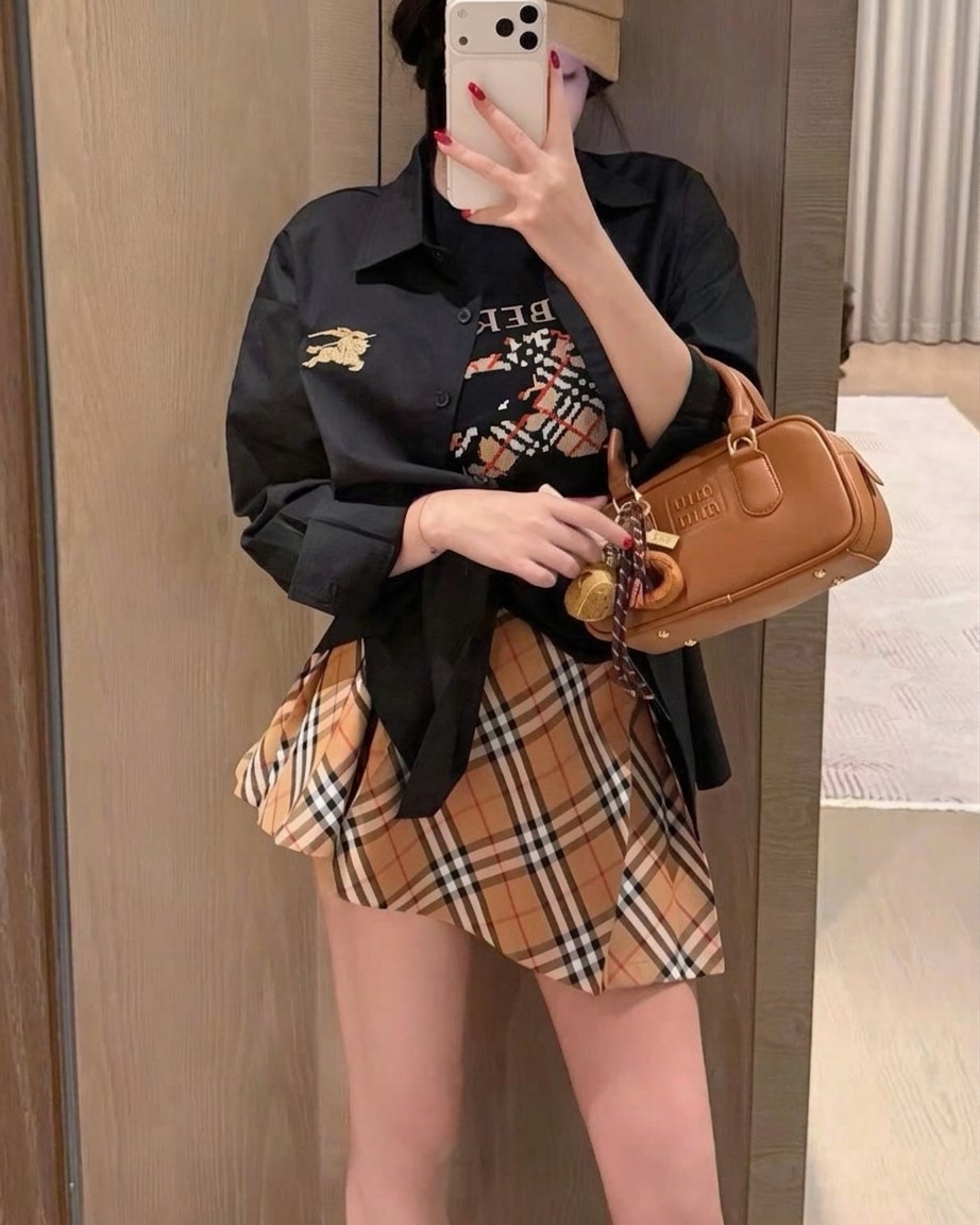 Set áo sơ mi trắng đen tay dài váy ngắn sọc nâu Burberry 11