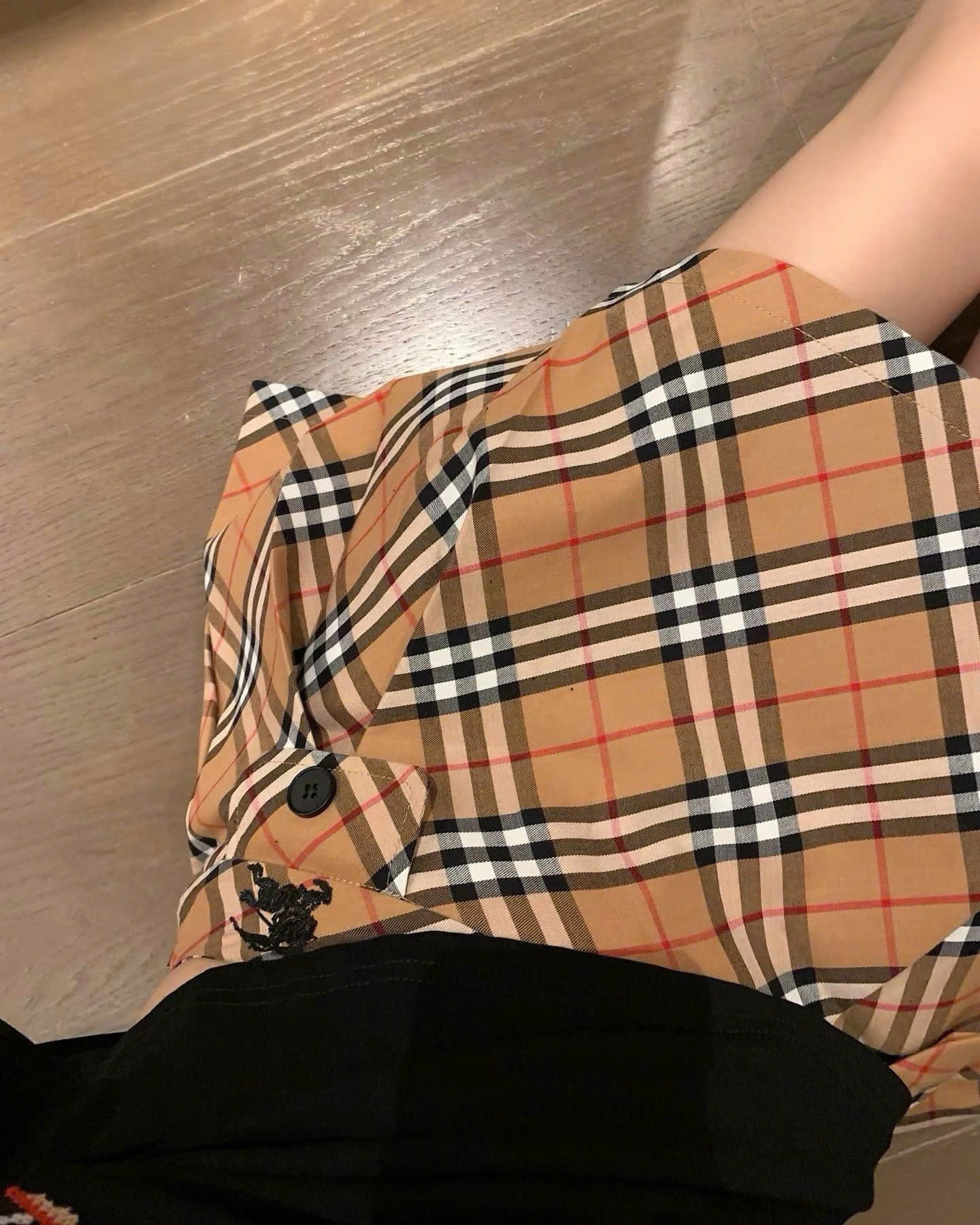 Set áo sơ mi trắng đen tay dài váy ngắn sọc nâu Burberry 12