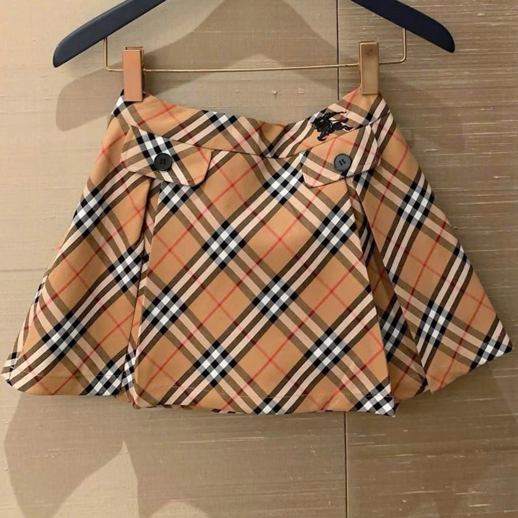 Set áo sơ mi trắng đen tay dài váy ngắn sọc nâu Burberry 13