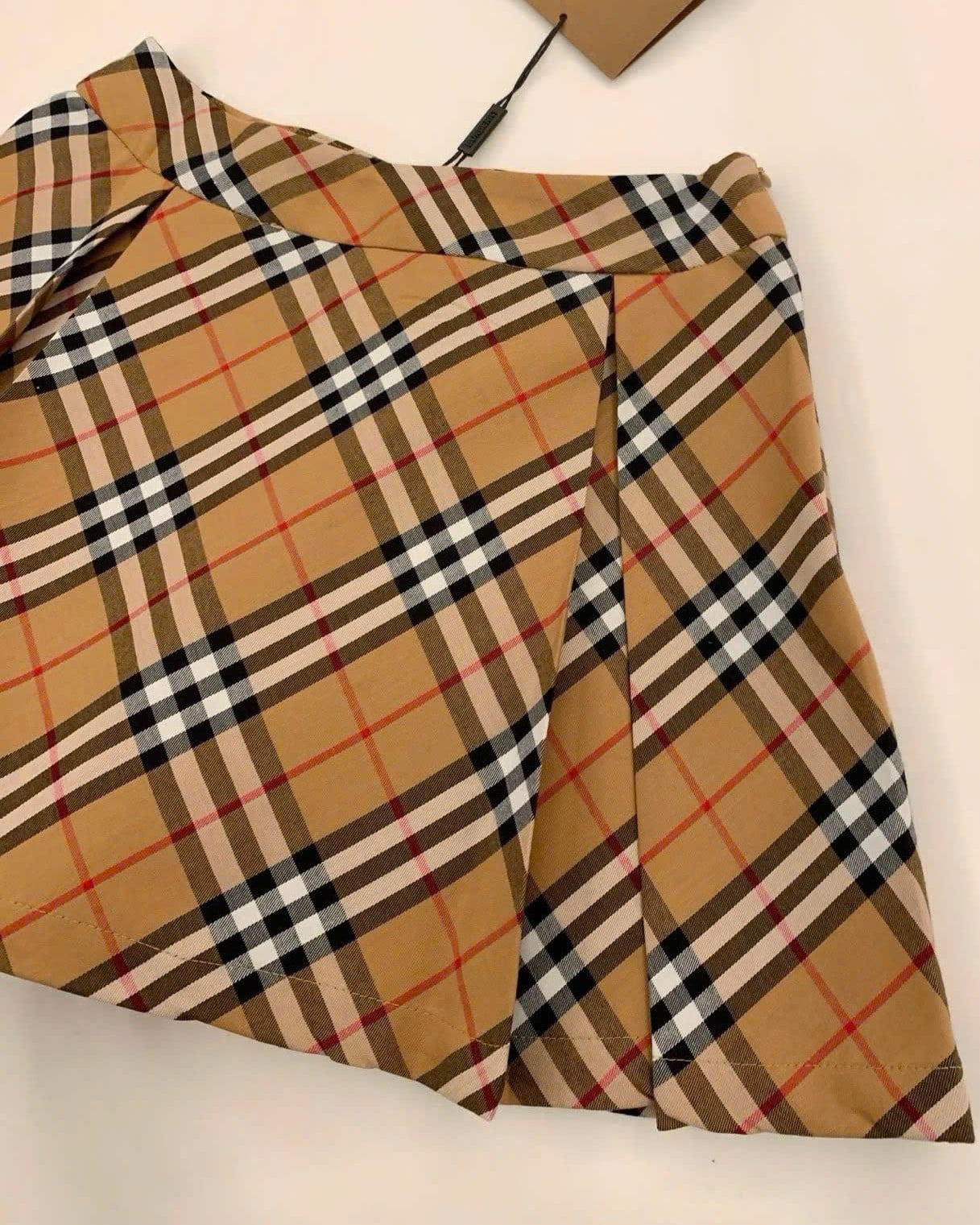 Set áo sơ mi trắng đen tay dài váy ngắn sọc nâu Burberry 14