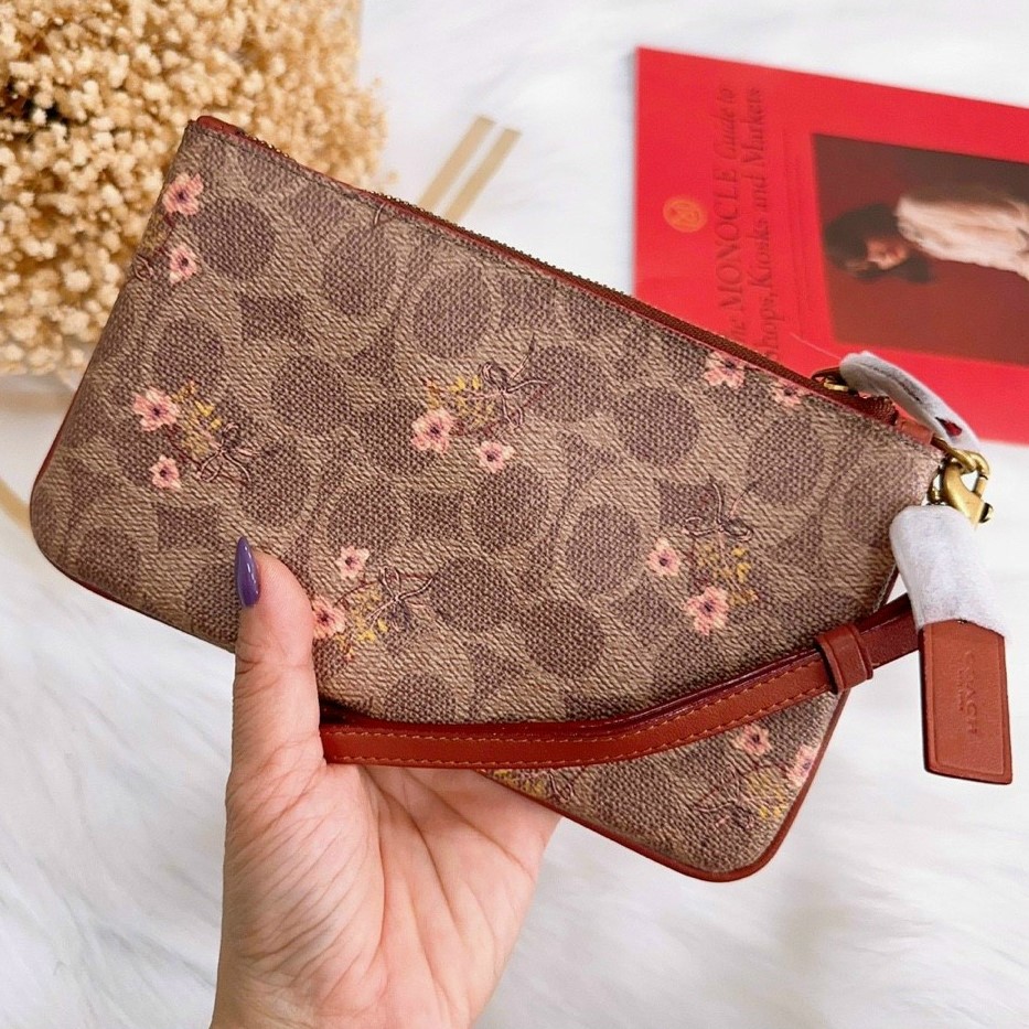 VÍ CẦM TAY NỮ COACH SMALL WRISTLET IN SIGNATURE CANVAS WITH FLORAL BOW PRINT F67070 5