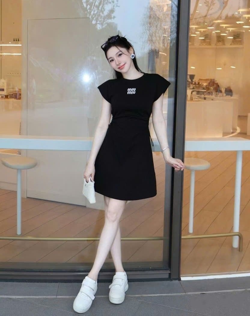 Đầm nữ cổ tròn hồng đen Miu Miu 6