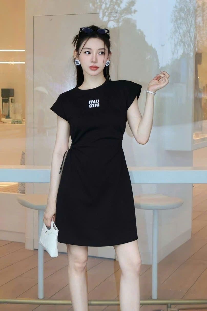 Đầm nữ cổ tròn hồng đen Miu Miu 2