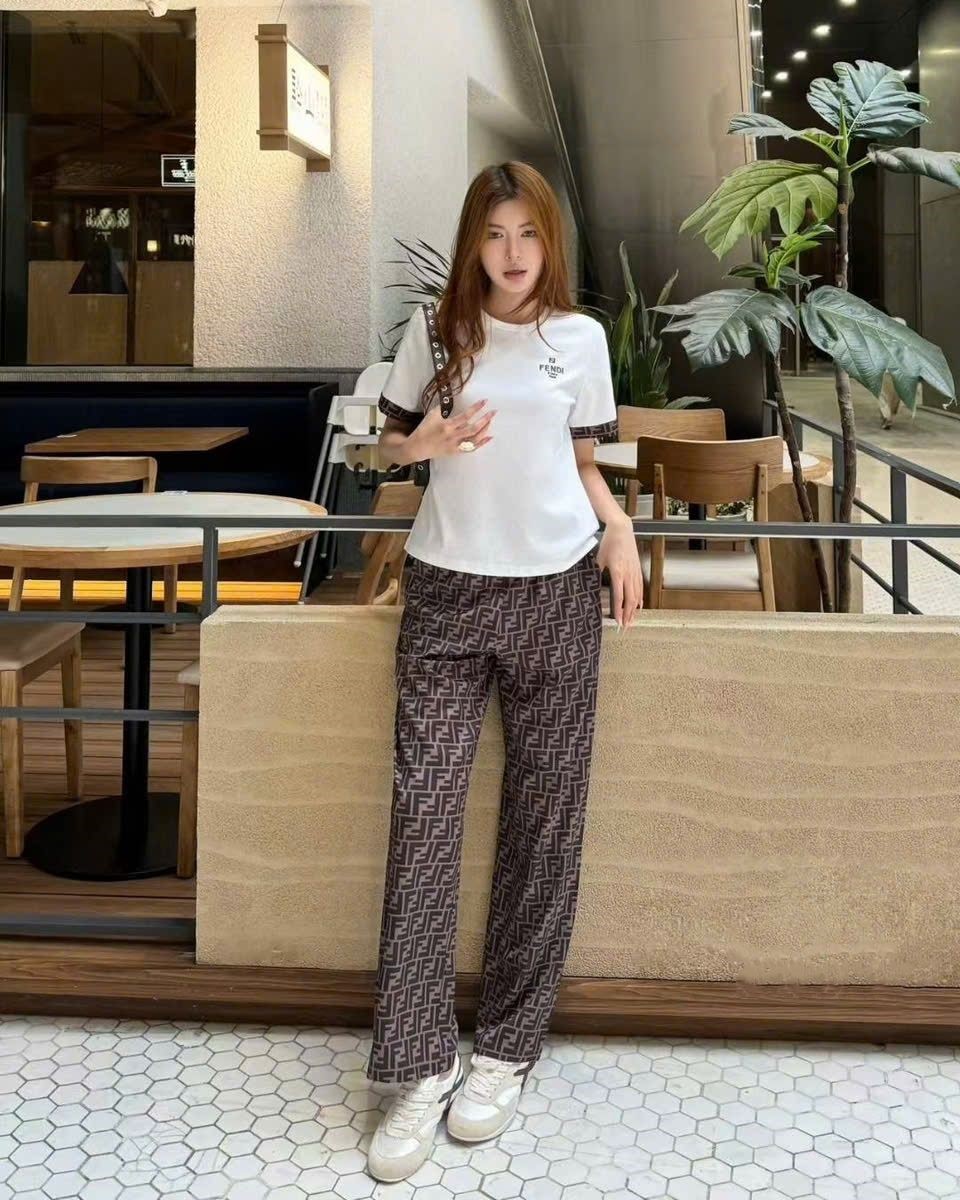 Set bộ nữ áo thun trắng quần dài lụa Fendi 4